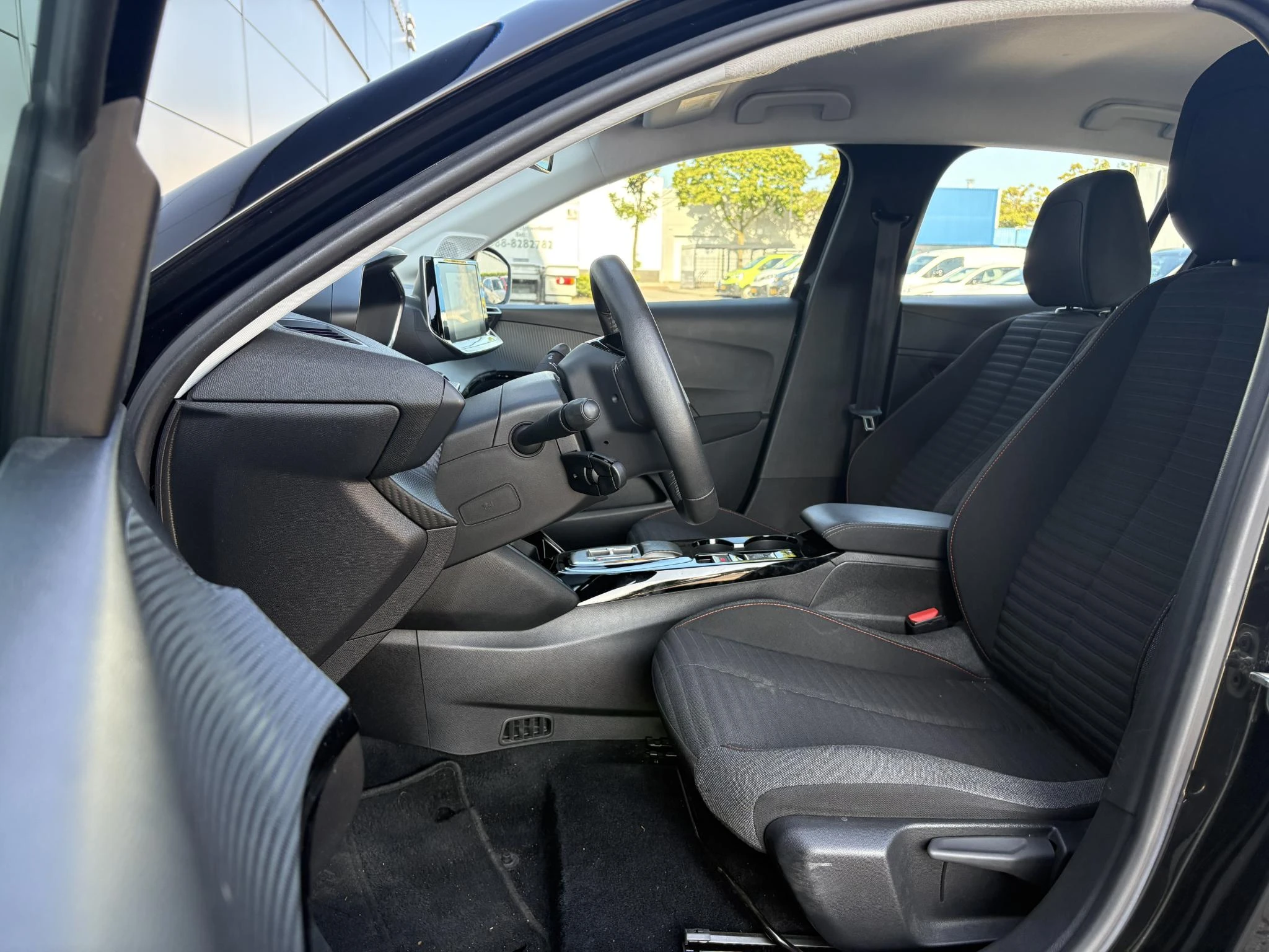Peugeot-e-208-image-10