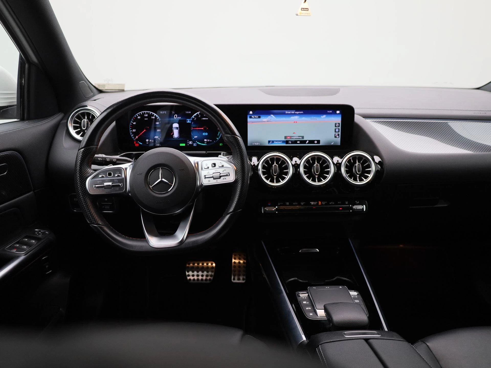 Mercedes-Benz-GLA-image-2