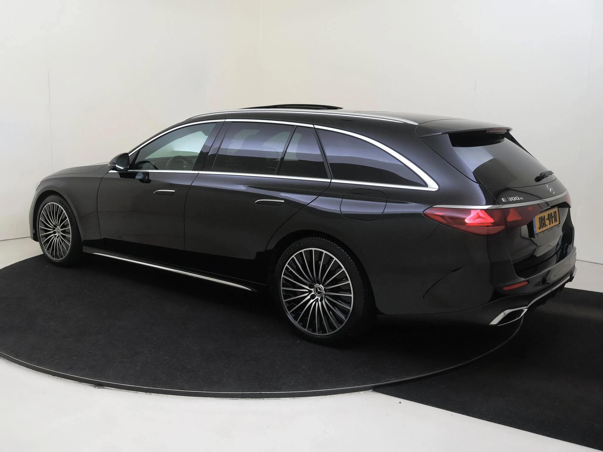 Mercedes-Benz-E-Klasse-image-2
