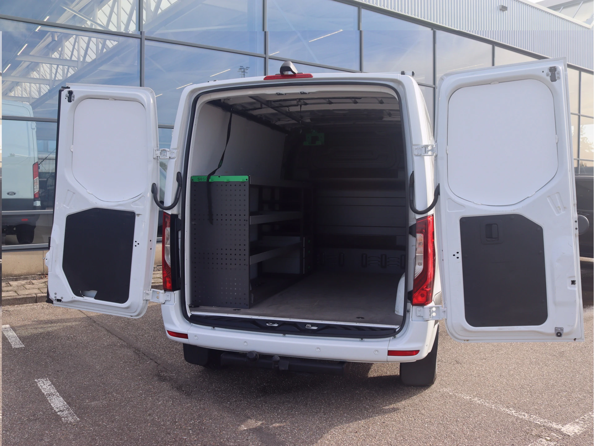 Mercedes-Benz-Sprinter-image-2