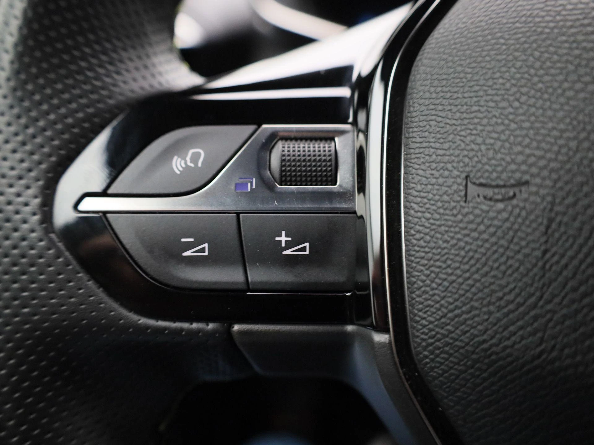 Peugeot e-208 - 21