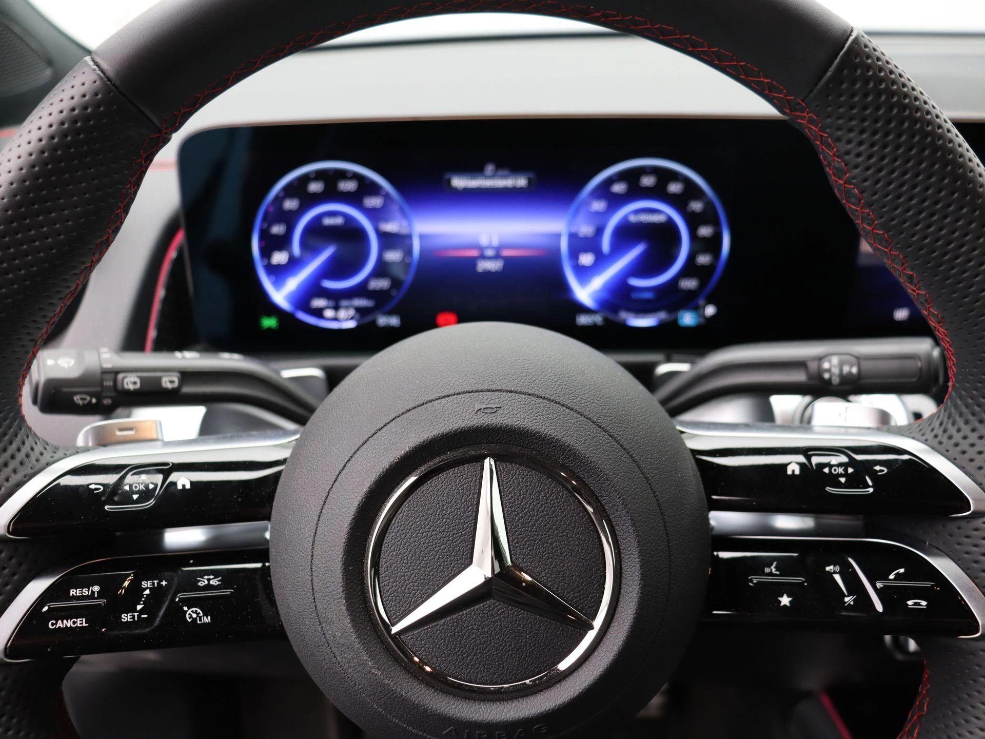 Mercedes-Benz EQB 250+ AMG Line + 7 ZITPLAATSEN + CARPLAY + NIGHTPAKKET +