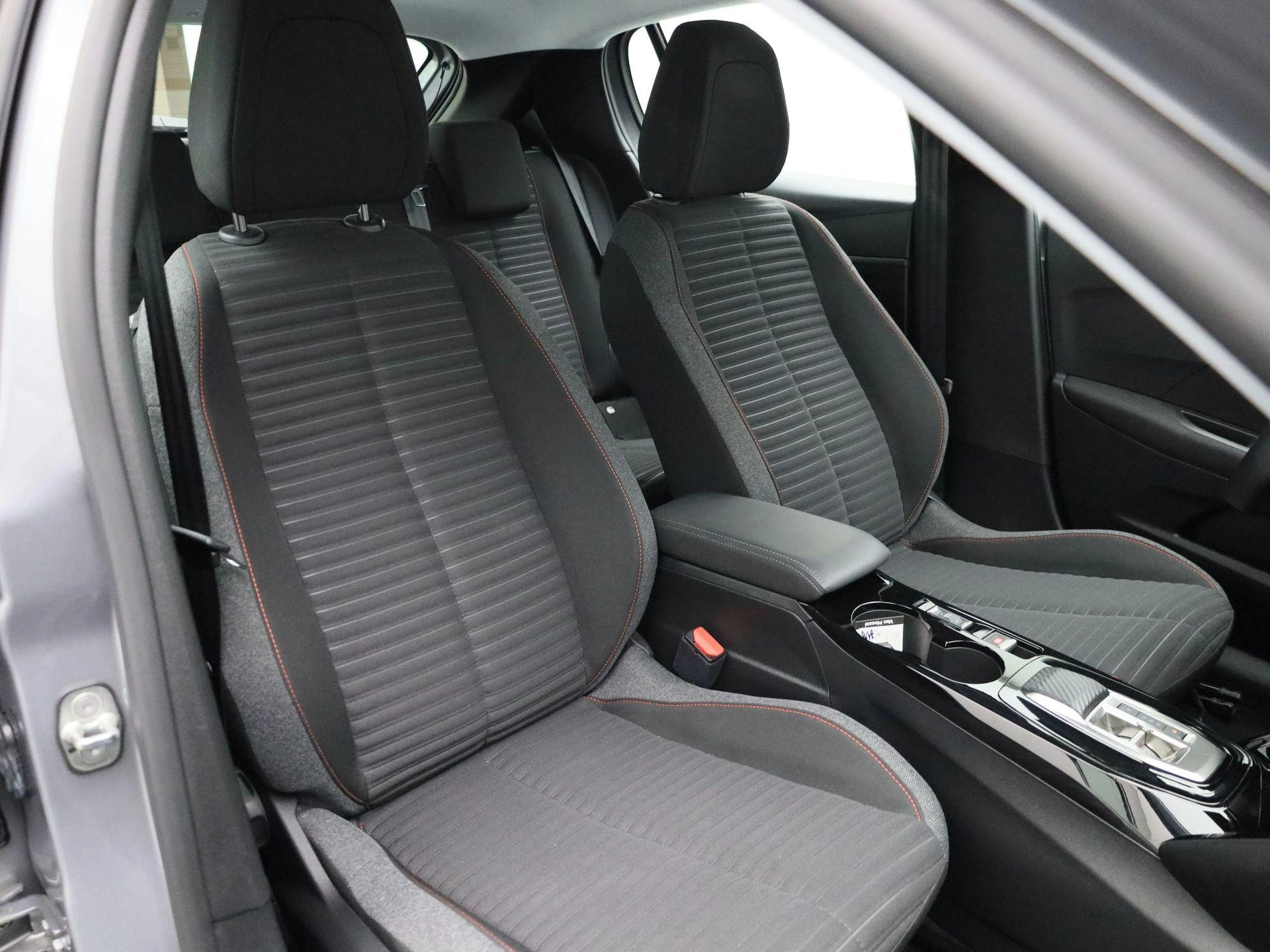 Peugeot-e-208-image-35