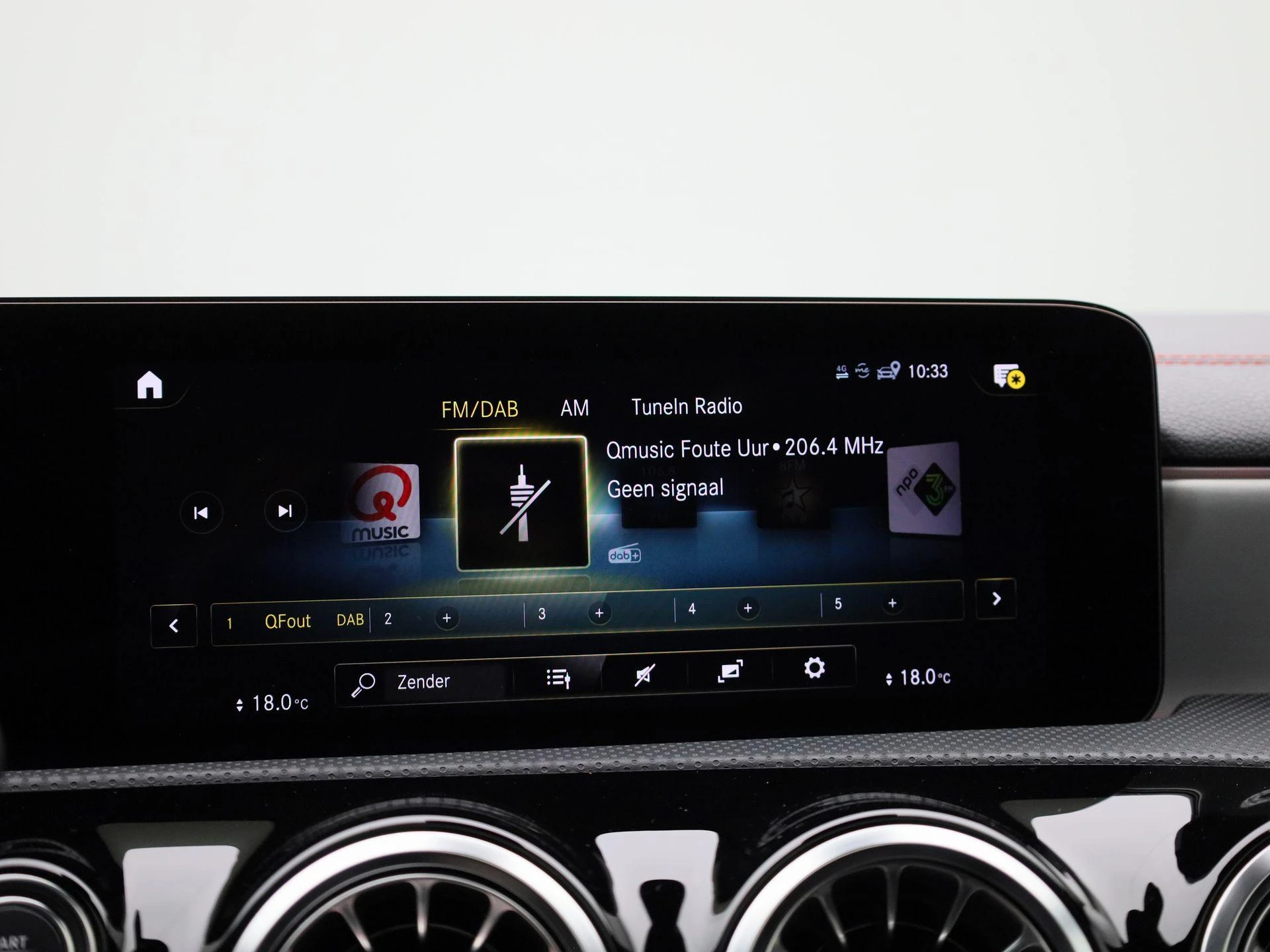 Mercedes-Benz-CLA-image-19