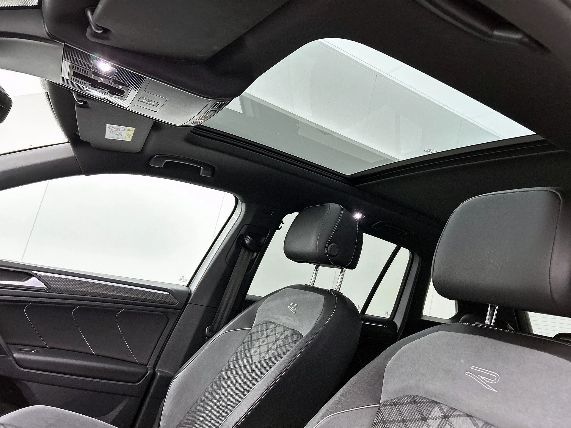 Volkswagen-Tiguan-image-25