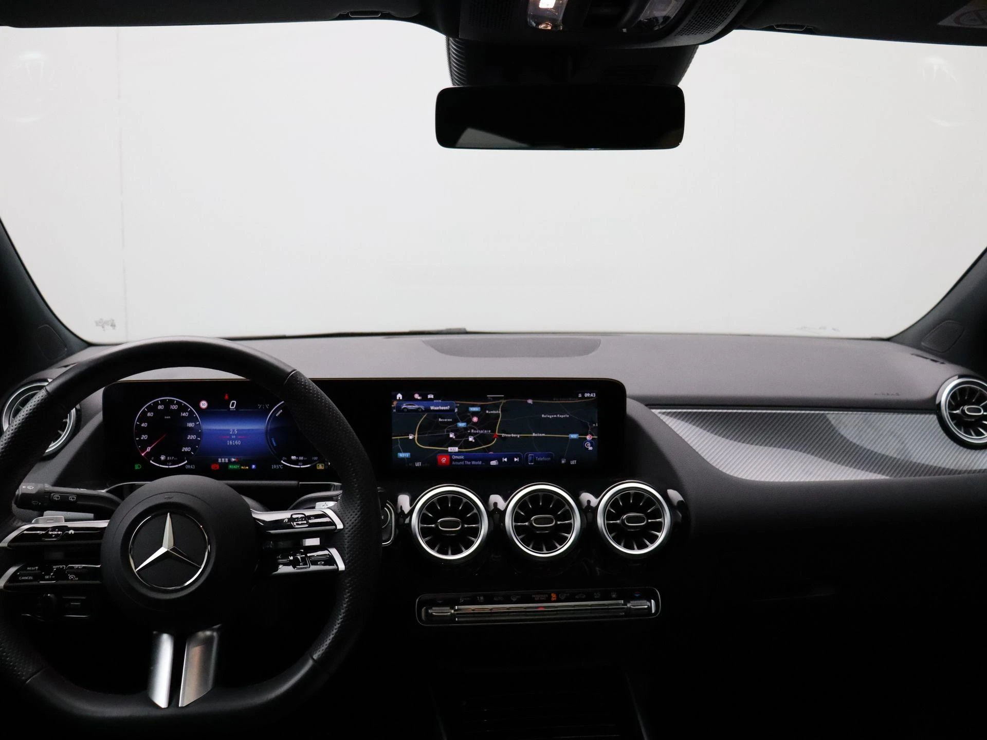 Mercedes-Benz-GLA-image-26