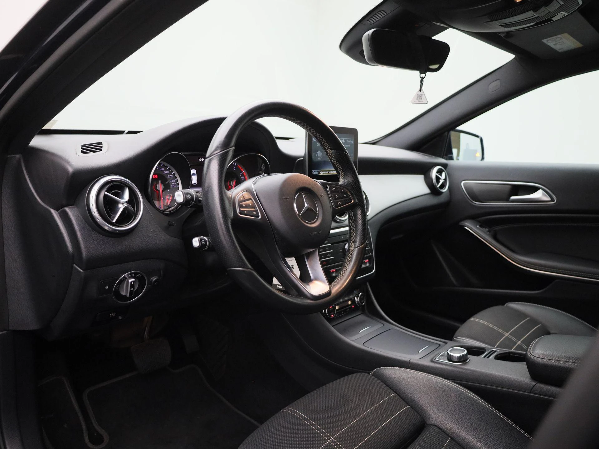 Mercedes-Benz-GLA-image-32