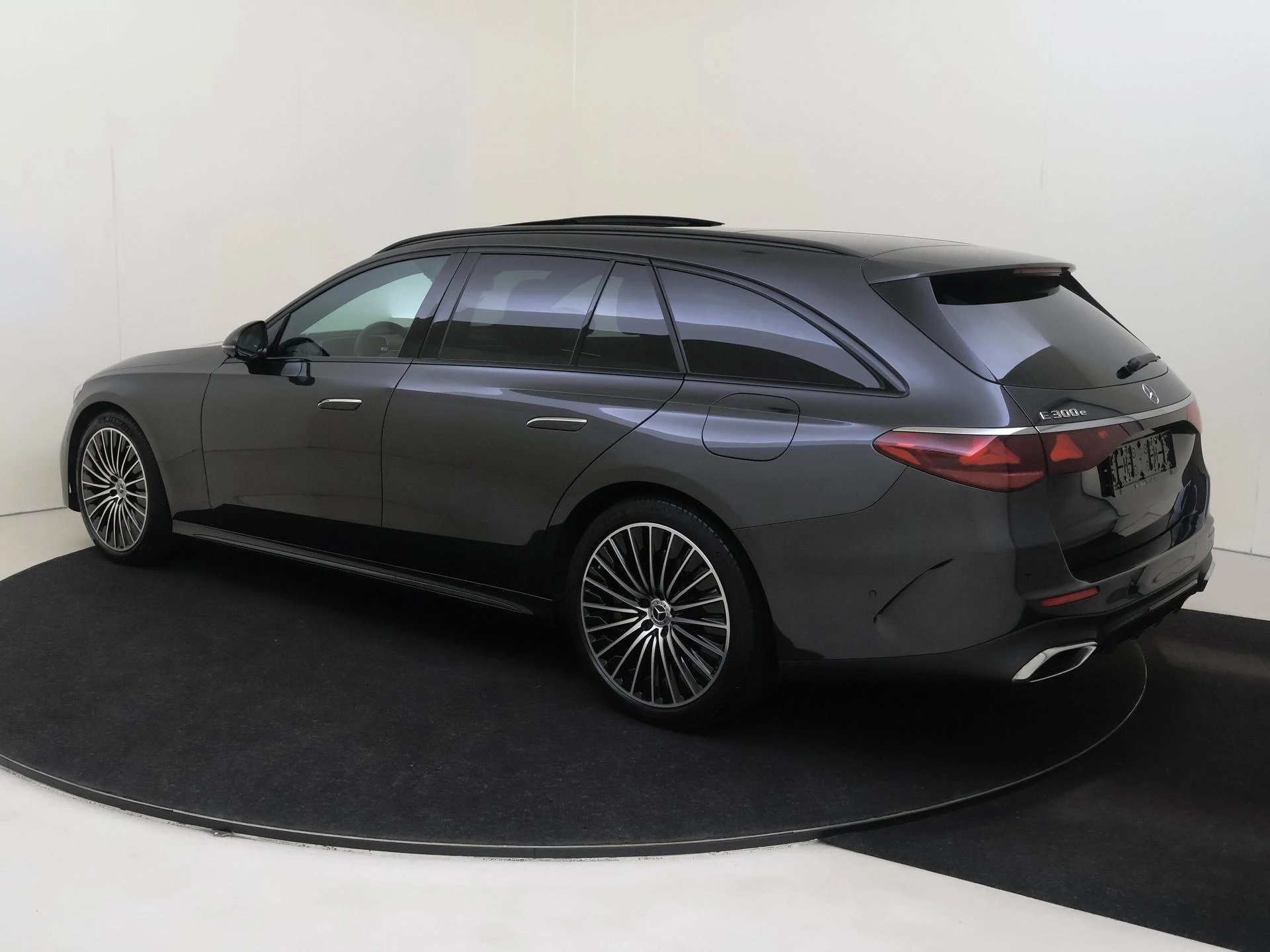 Mercedes-Benz-E-Klasse-image-4