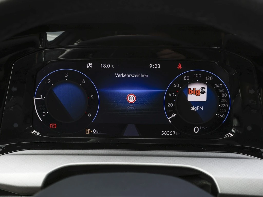 Volkswagen-Golf-image-12