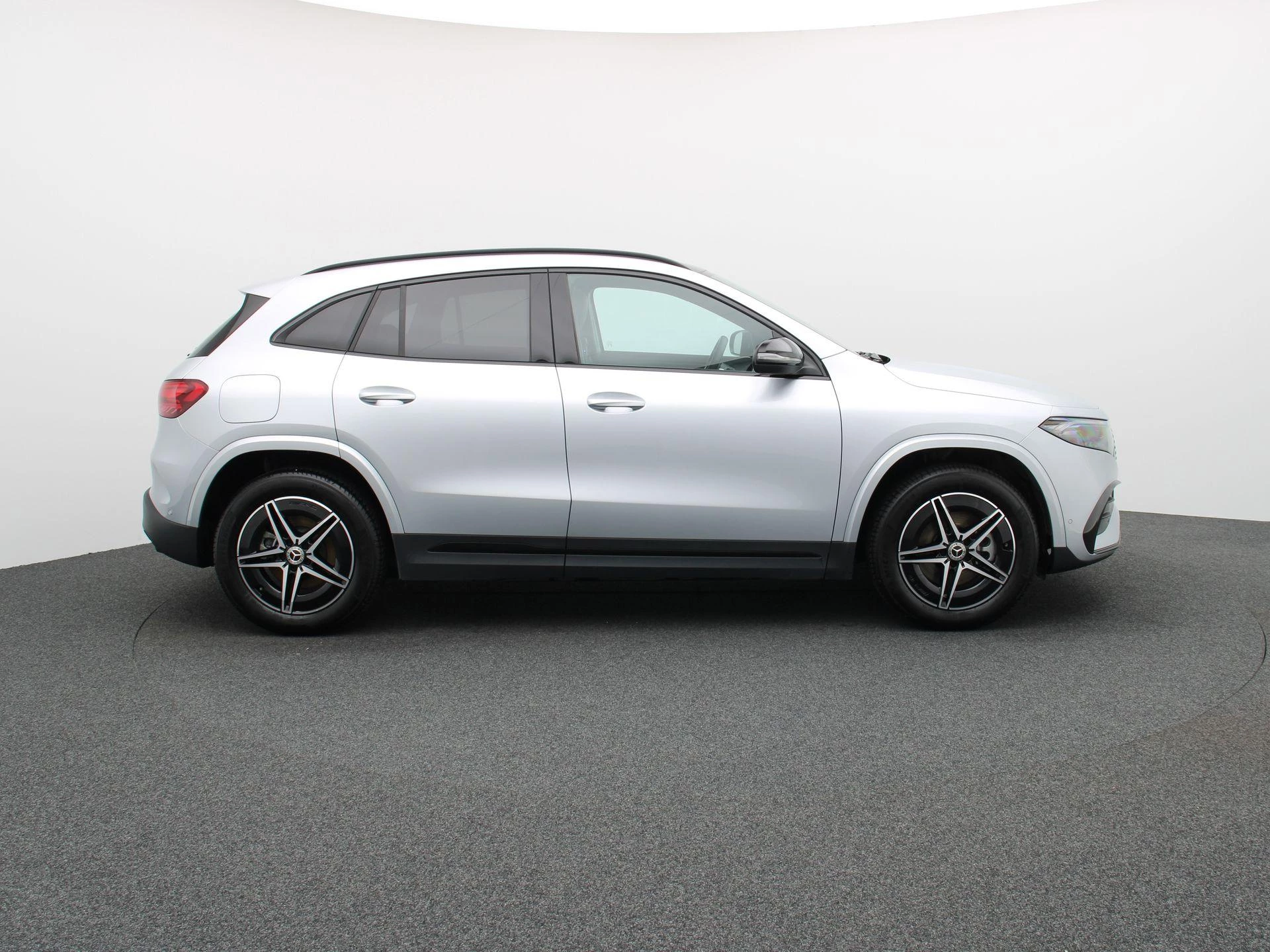 Mercedes-Benz EQA 250+ AMG Line + CARPLAY + PANORAMISCH DAK + NIGHTPAKKET +