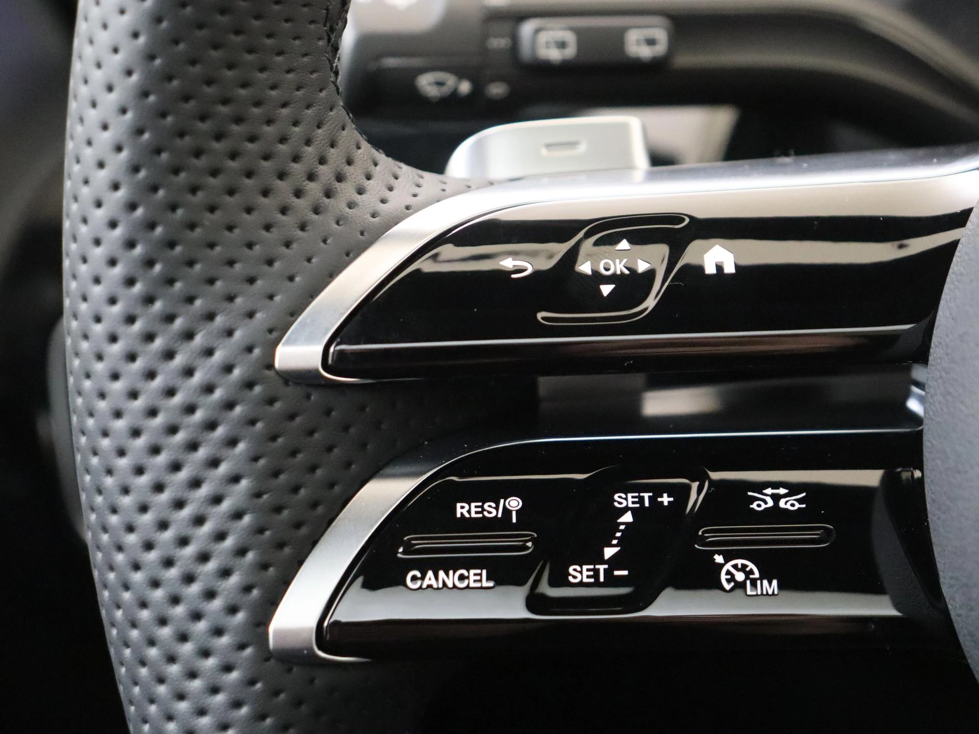 Mercedes-Benz-A-Klasse-image-11