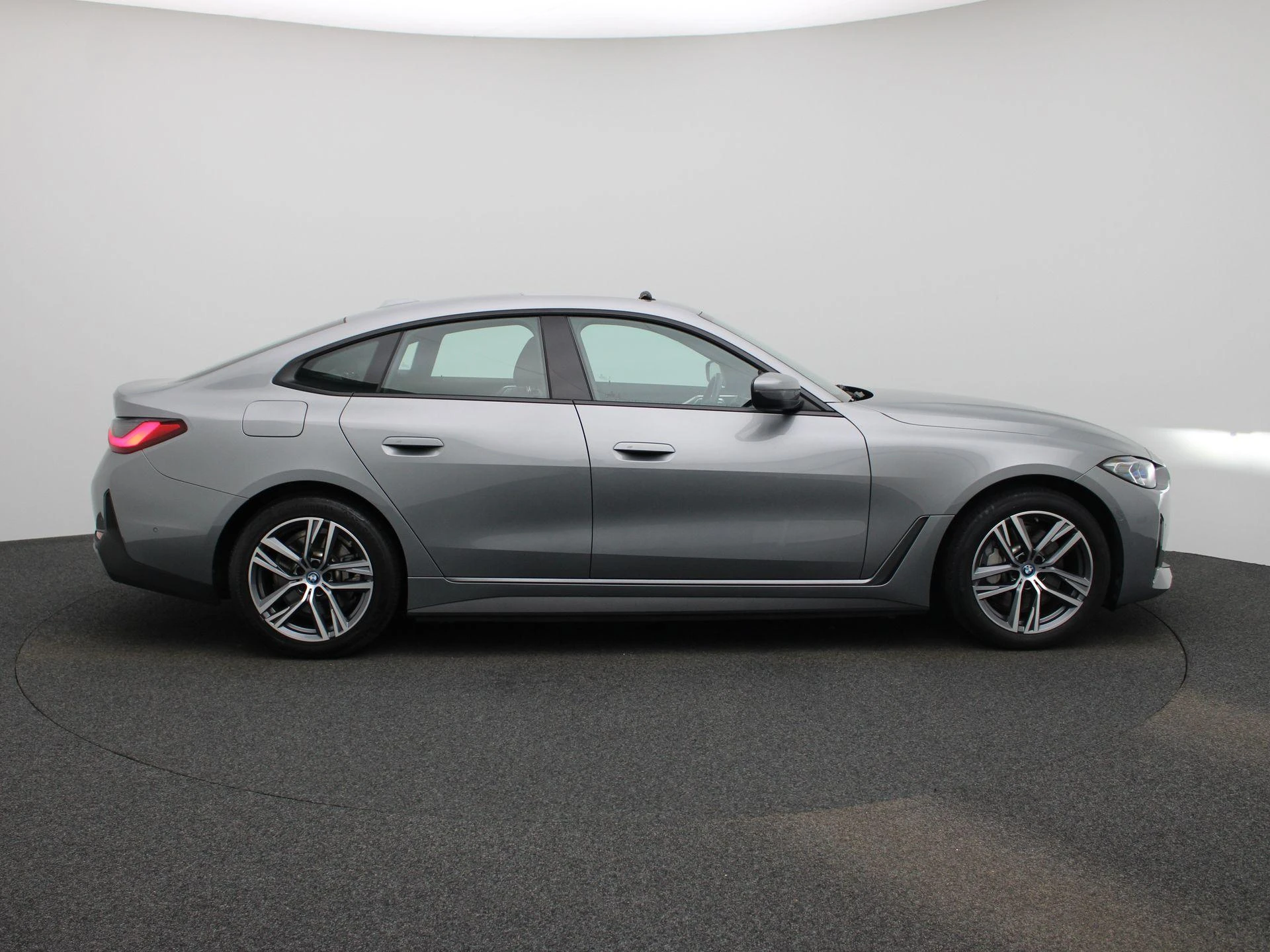 BMW-i4-image-5