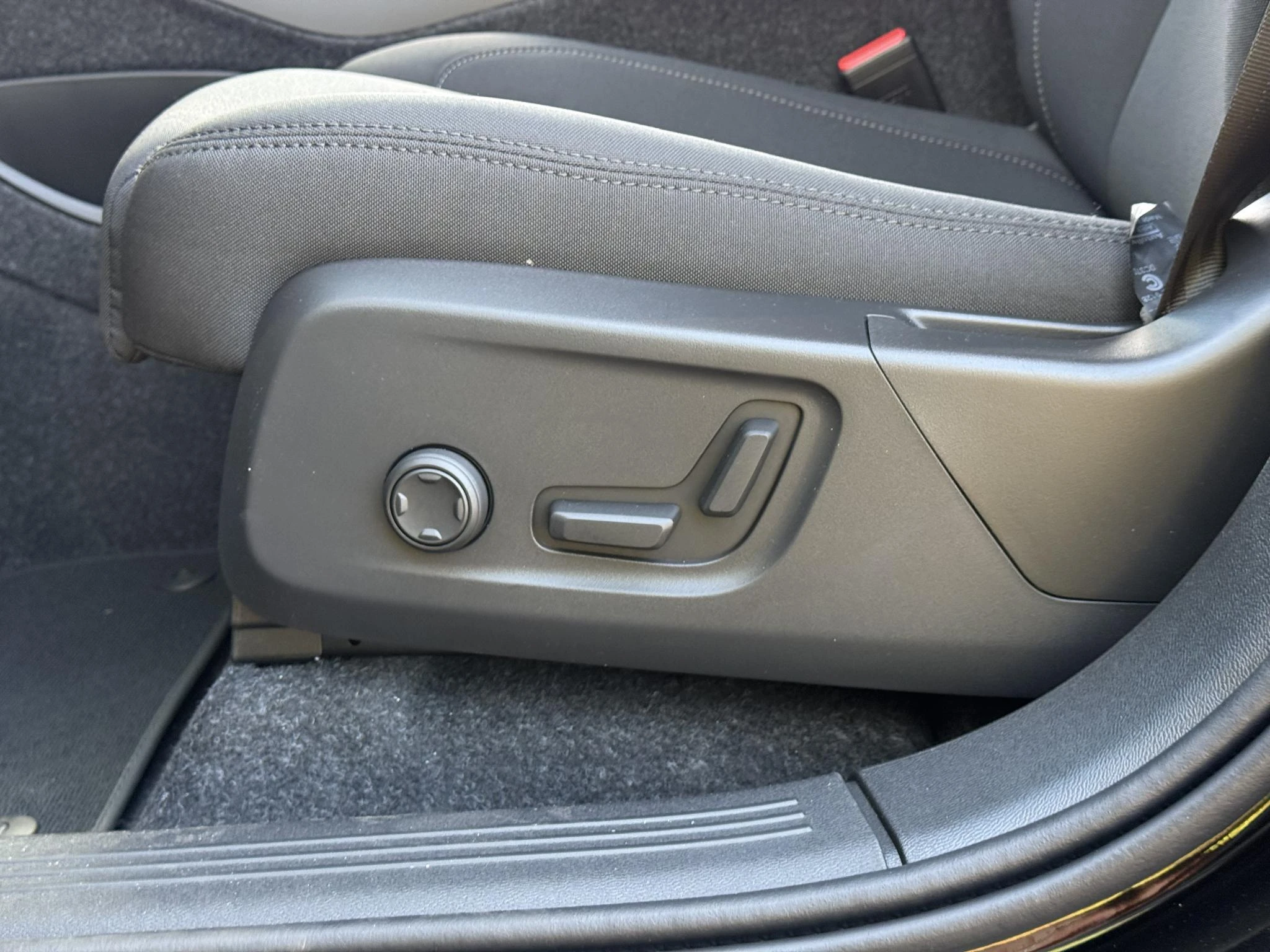 Volvo-EX40-image-3