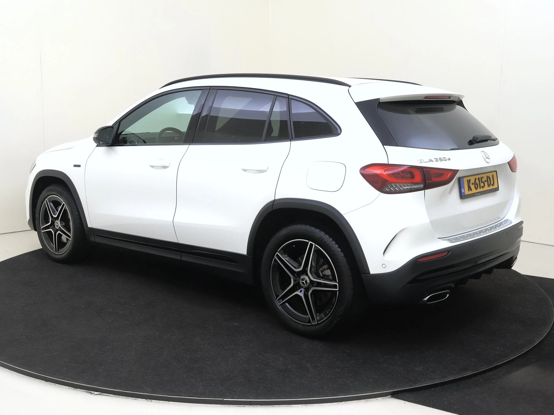 Mercedes-Benz-GLA-image-2