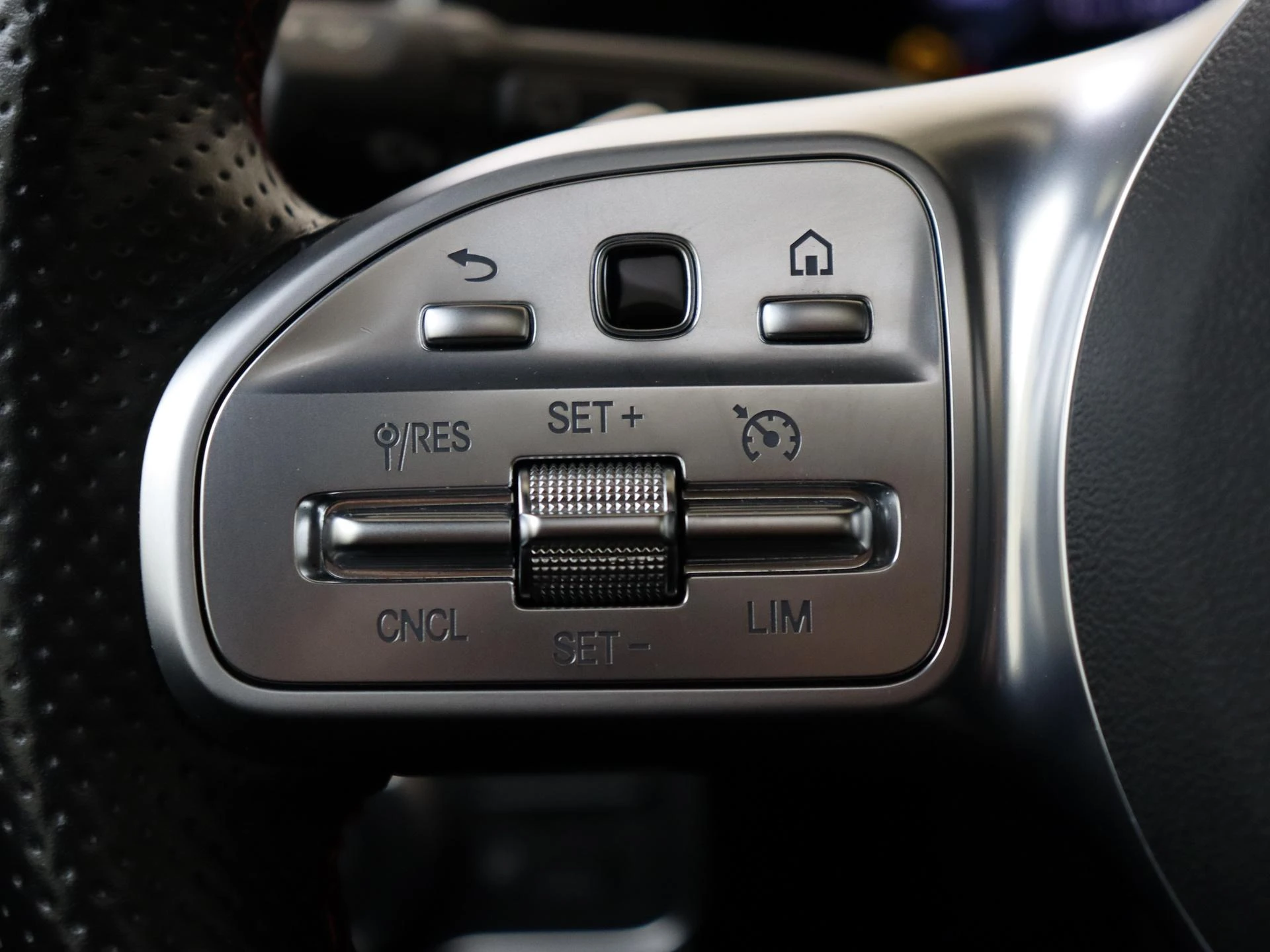 Mercedes-Benz-A-Klasse-image-11