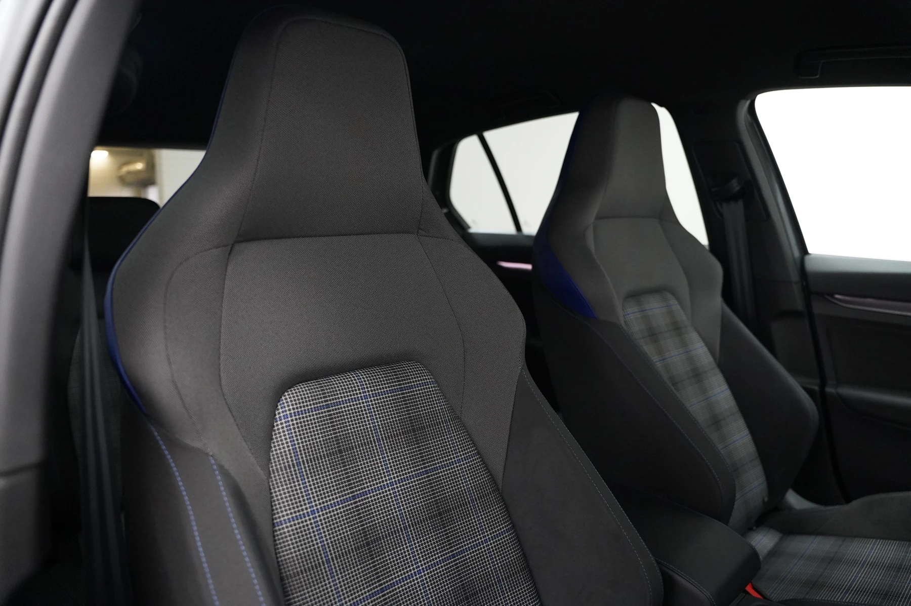 Volkswagen-Golf-image-27