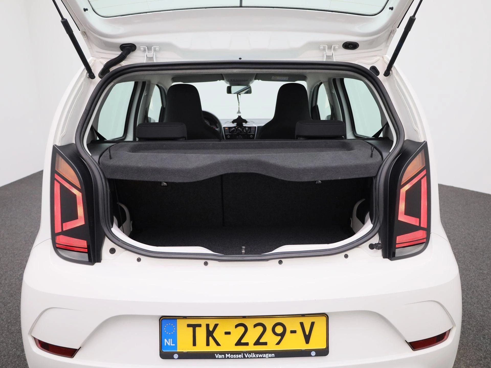 Volkswagen-up!-image-9