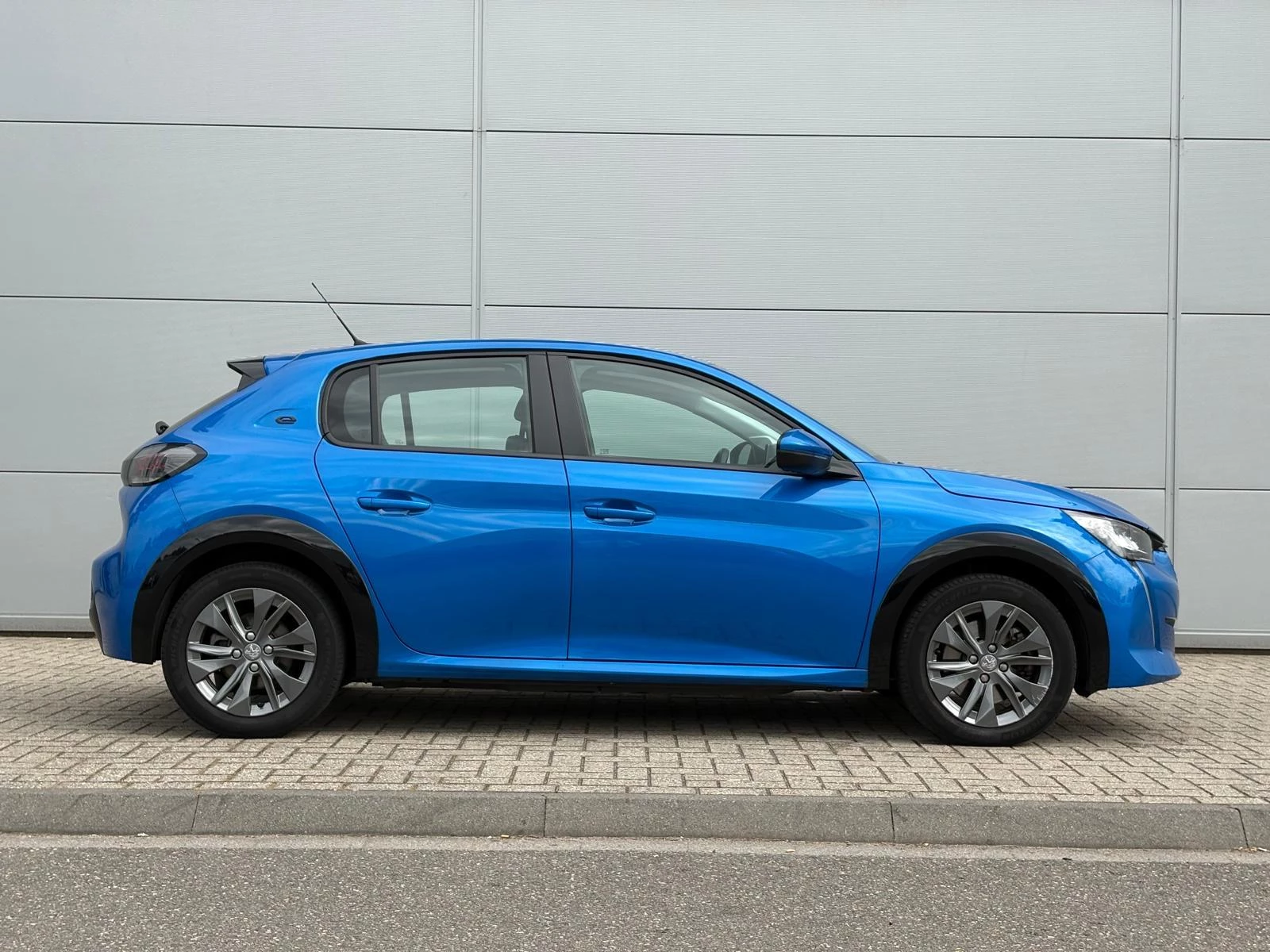 Peugeot-e-208-image-6