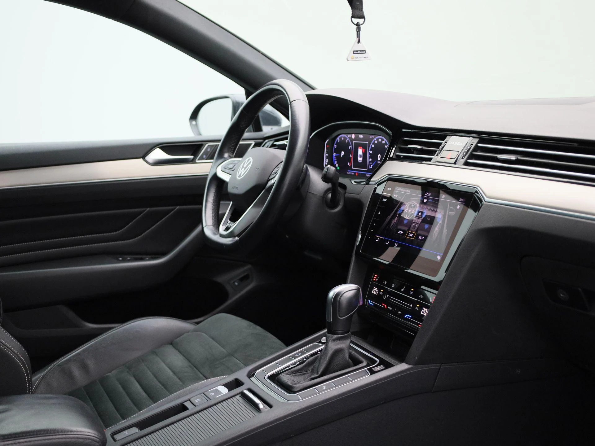 Volkswagen Passat 1.5 TSI R-Line Business +