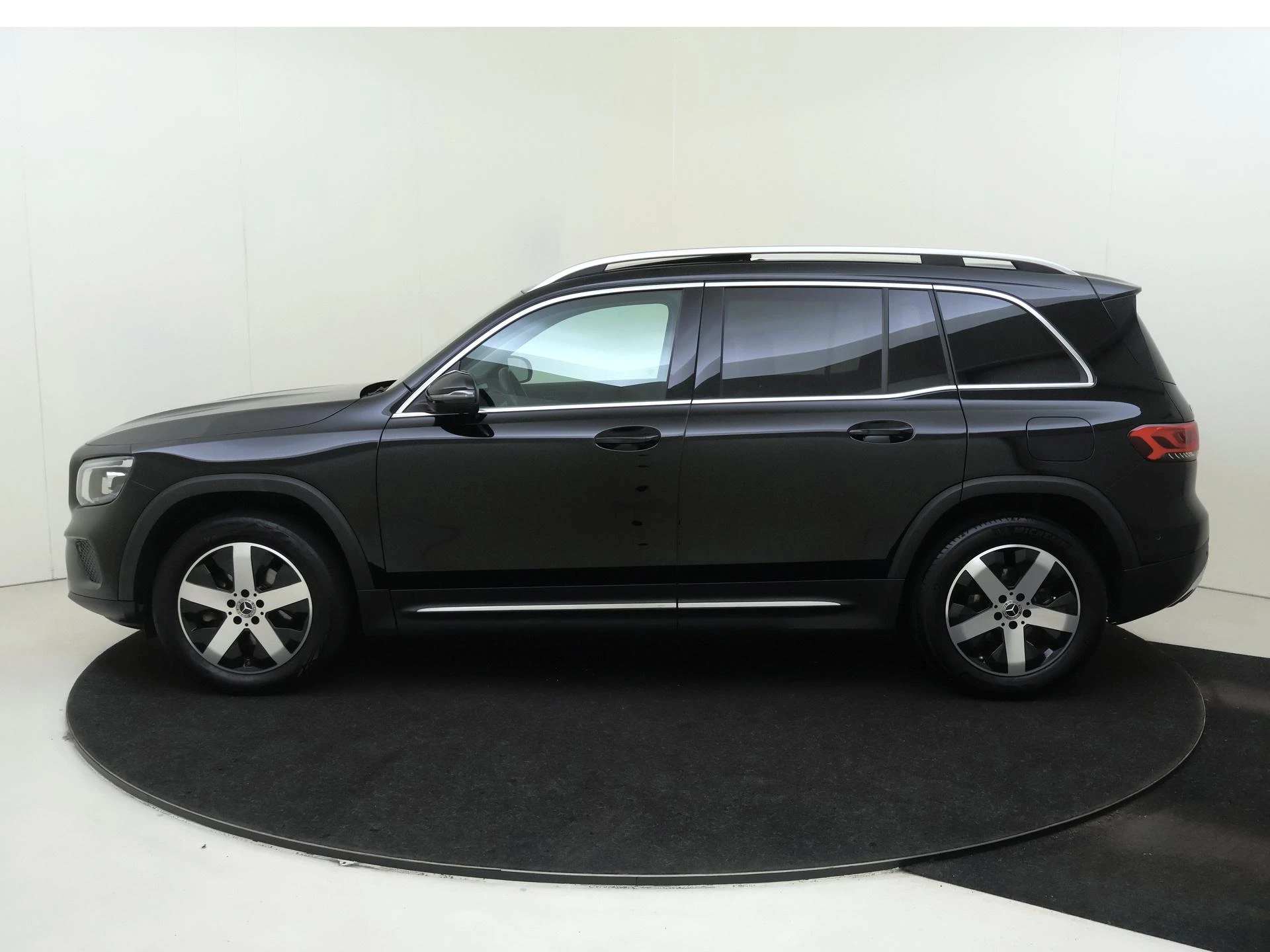 Mercedes-Benz-GLB-image-7