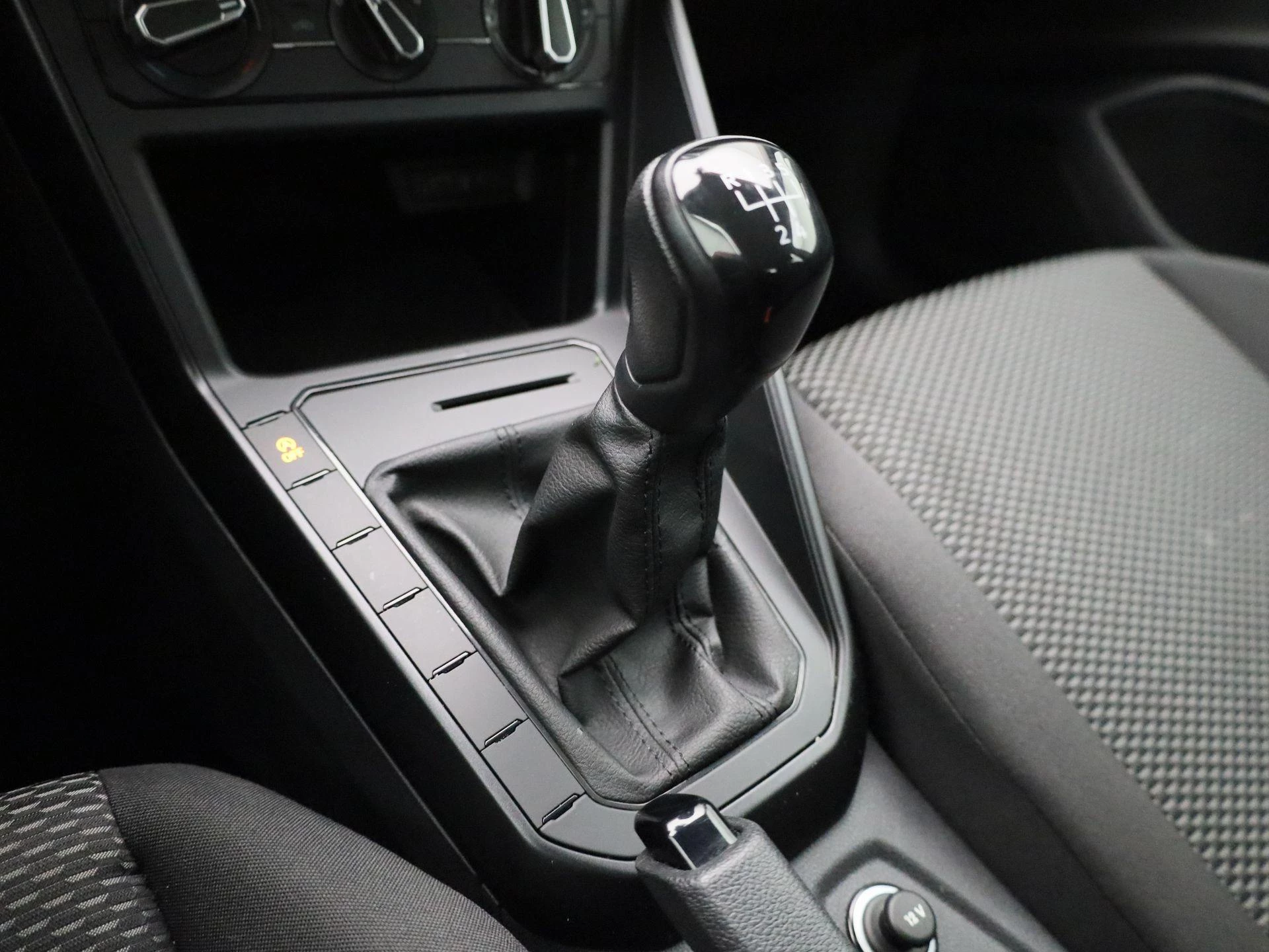 Volkswagen-Polo-image-16