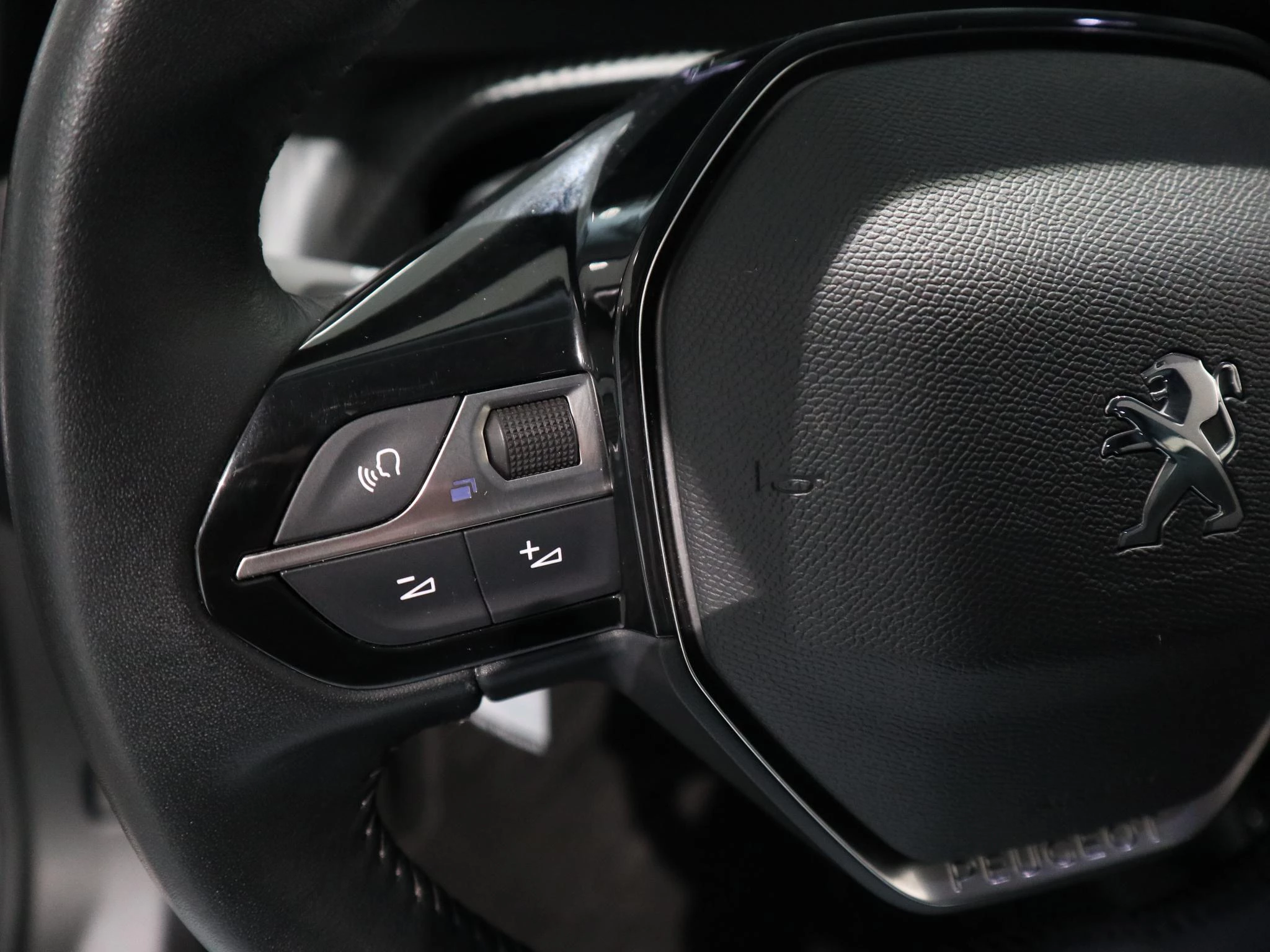 Peugeot-e-2008-image-11