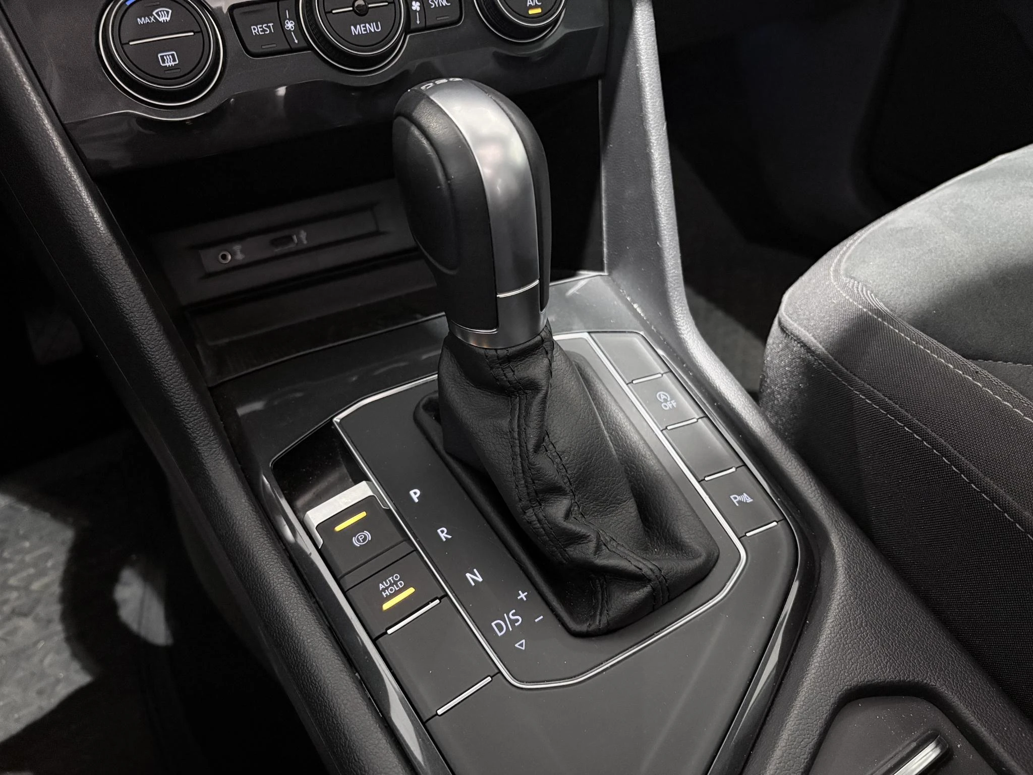 Volkswagen-Tiguan-image-28