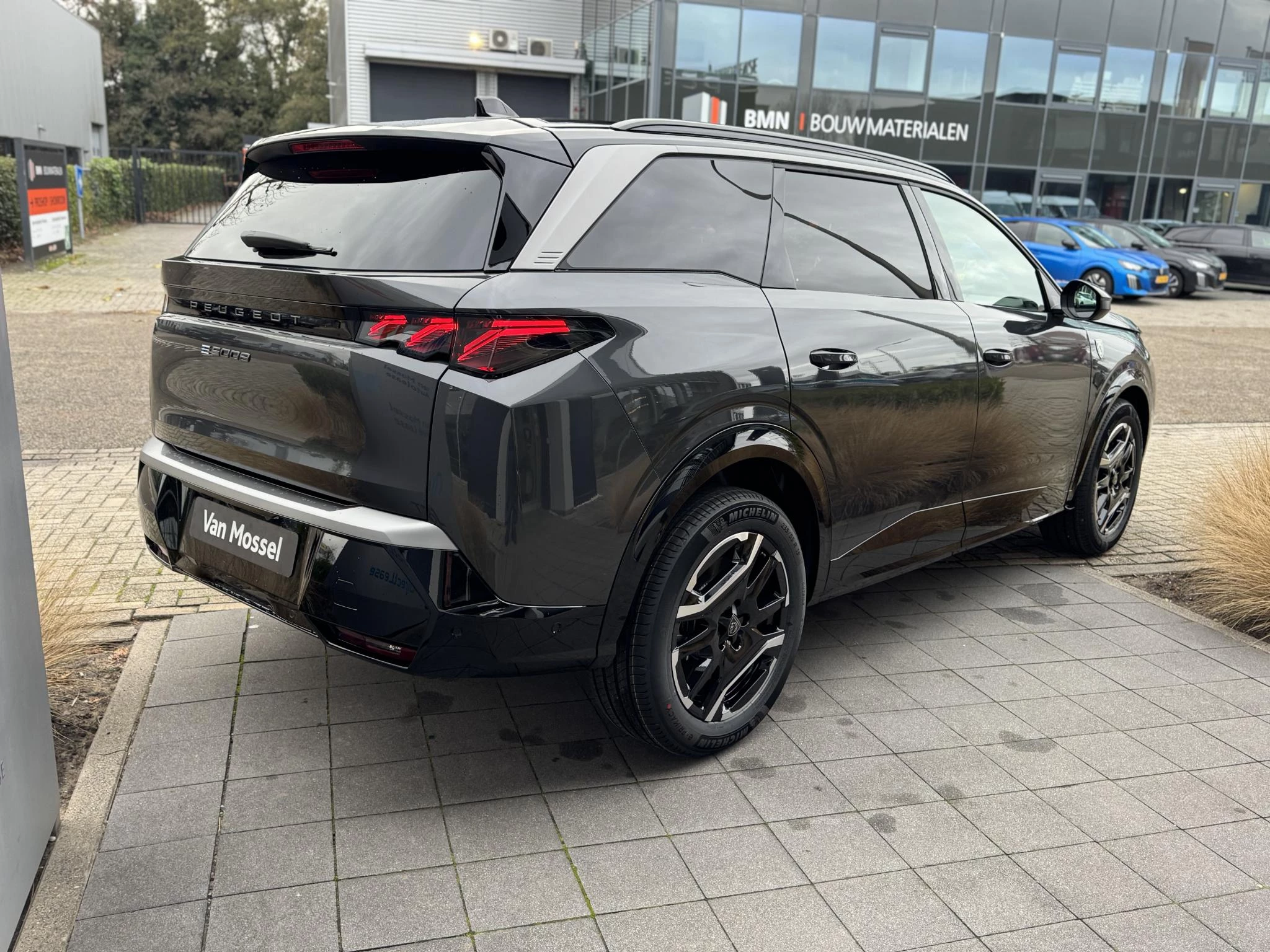 Peugeot-e-5008-image-4