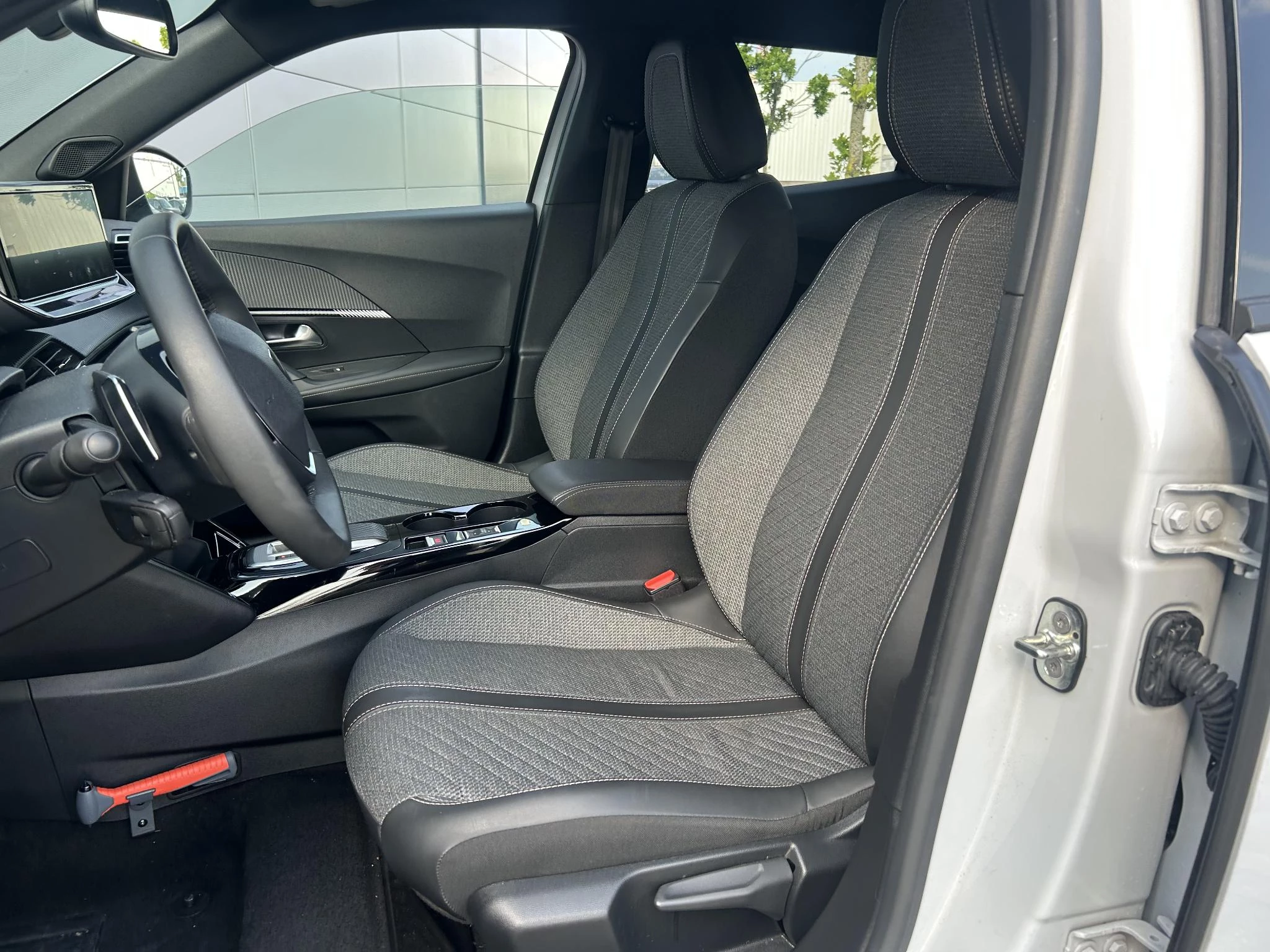 Peugeot 2008 1.2 Hybrid 145 Allure