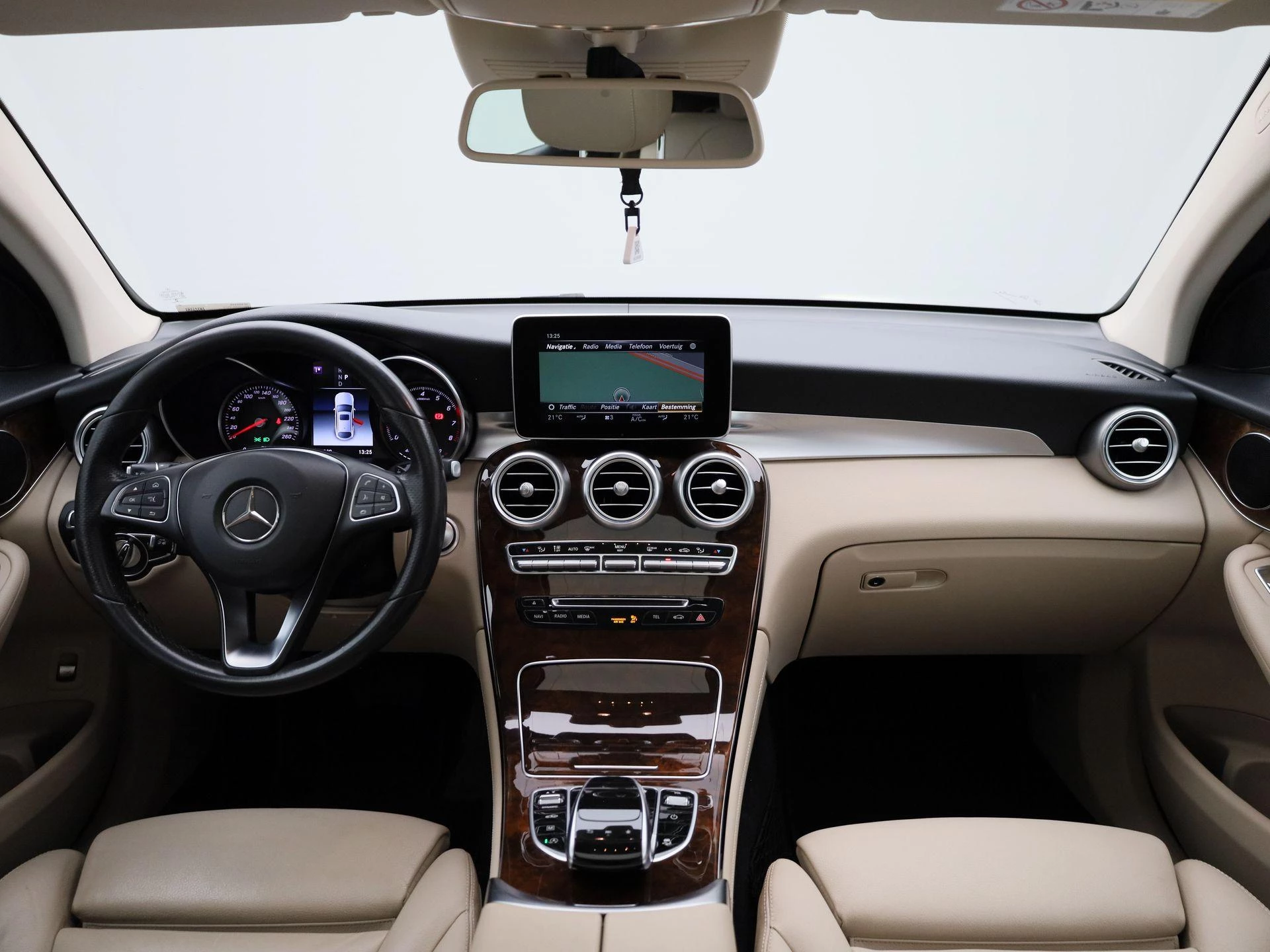 Mercedes-Benz-GLC-image-47