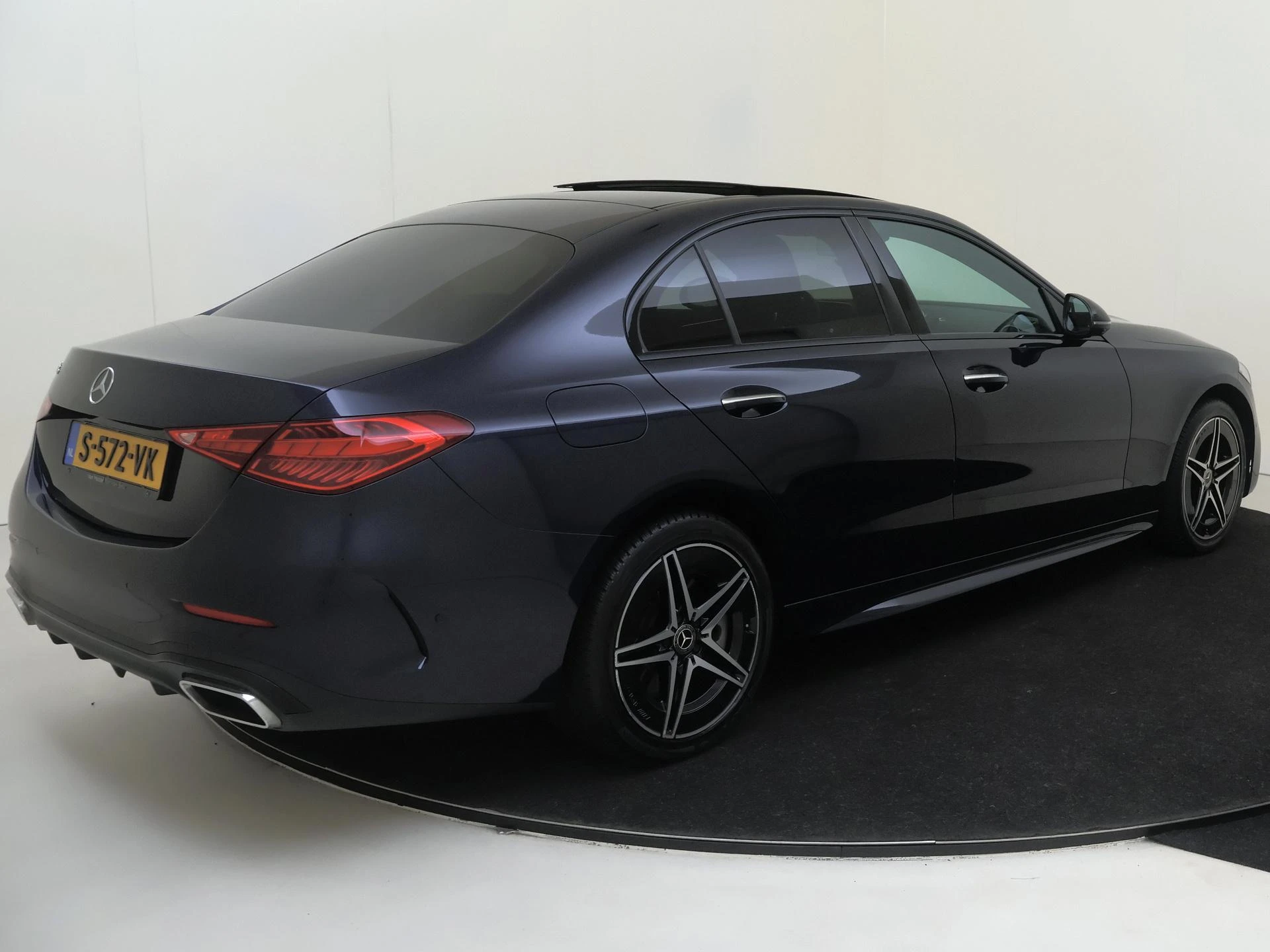 Mercedes-Benz-C-Klasse-image-3