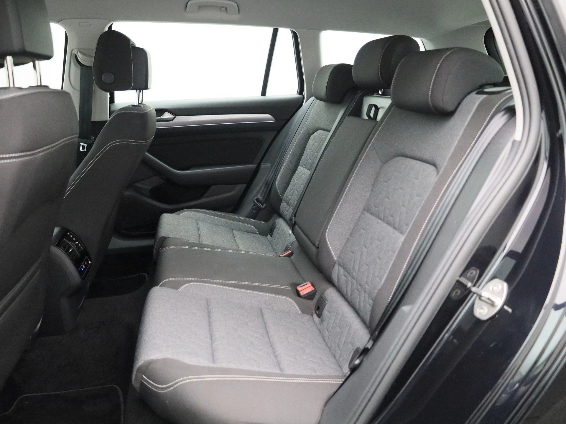 Volkswagen-Passat-image-10