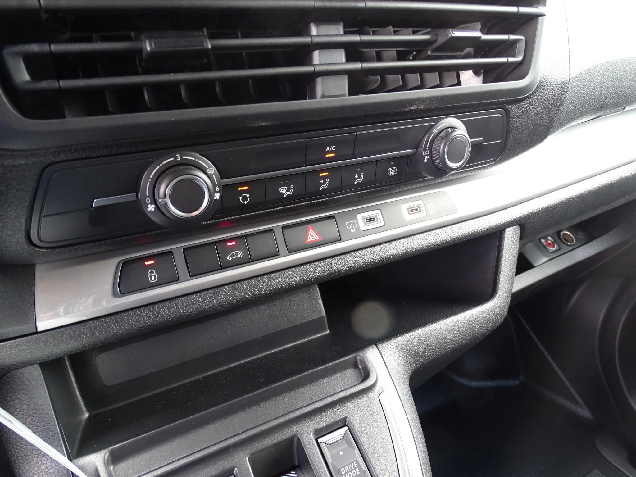 Opel-Vivaro-image-15