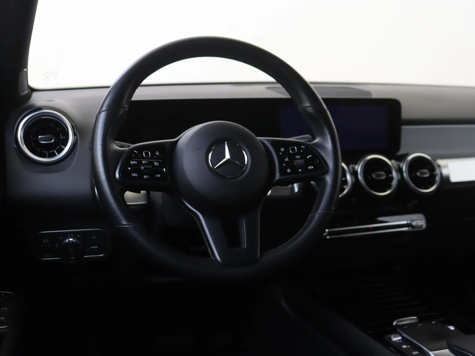 Mercedes-Benz-GLB-image-9