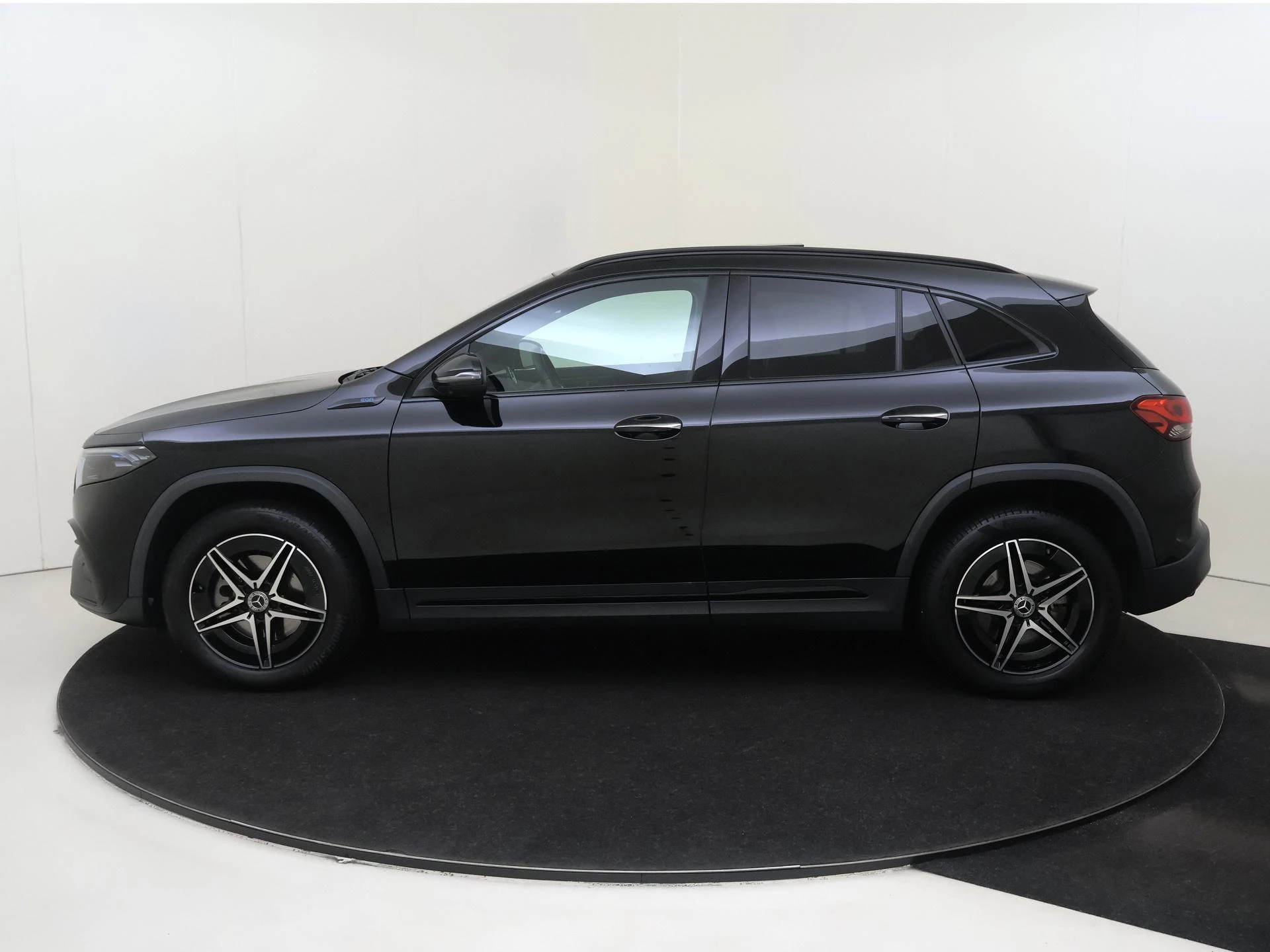 Mercedes-Benz-EQA-image-7