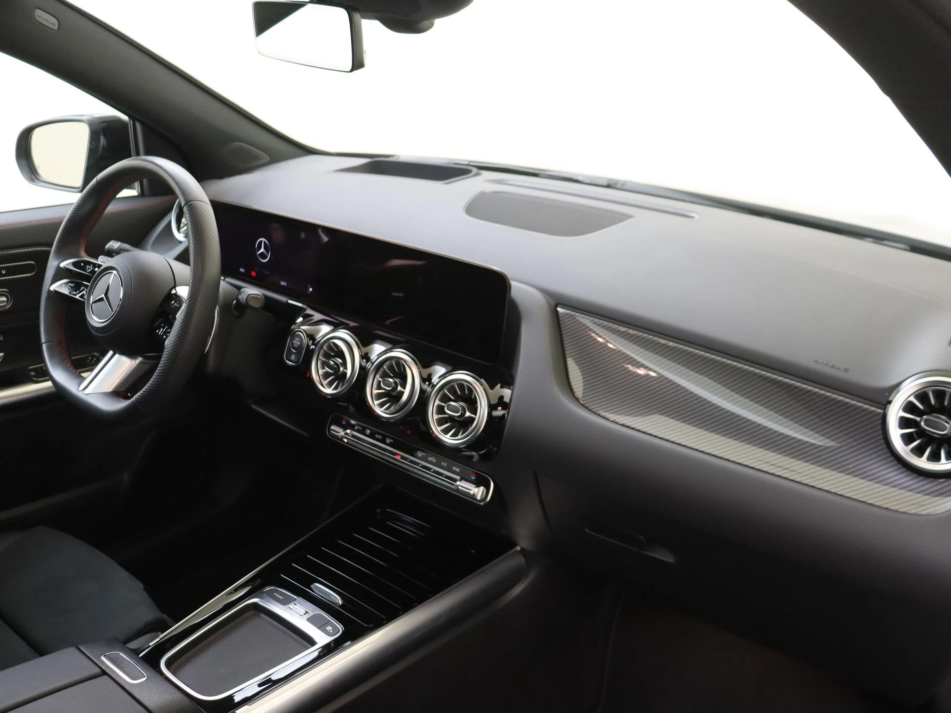 Mercedes-Benz-GLA-image-2