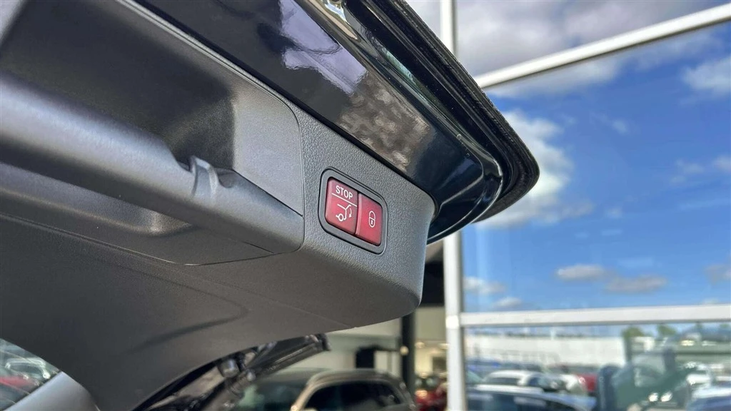 Mercedes-Benz-EQB-image-23