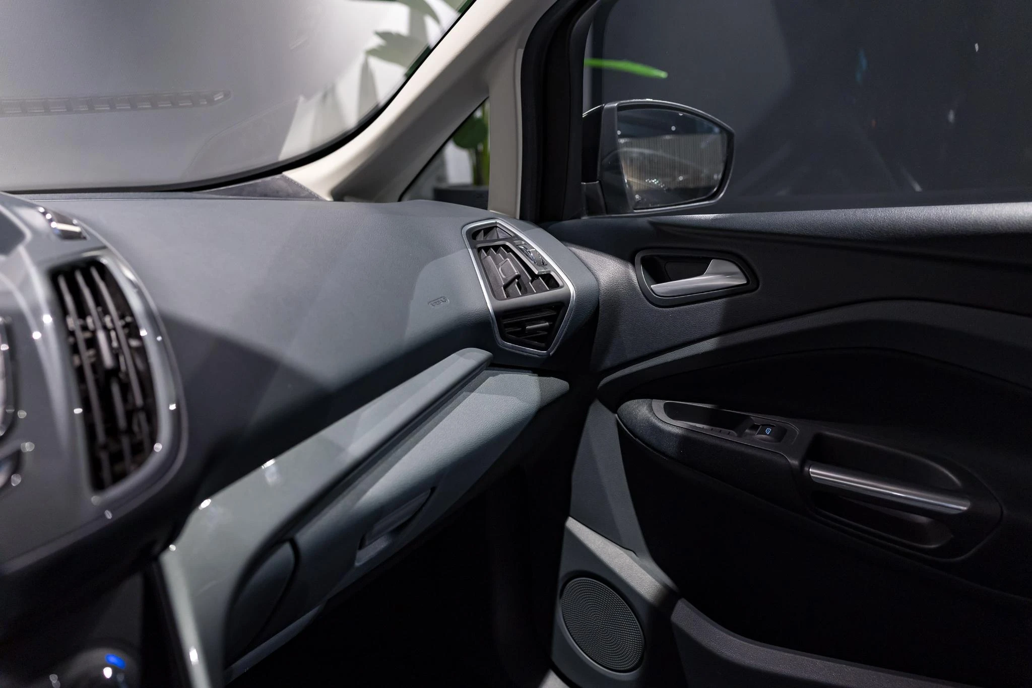 Ford-C-MAX-image-28