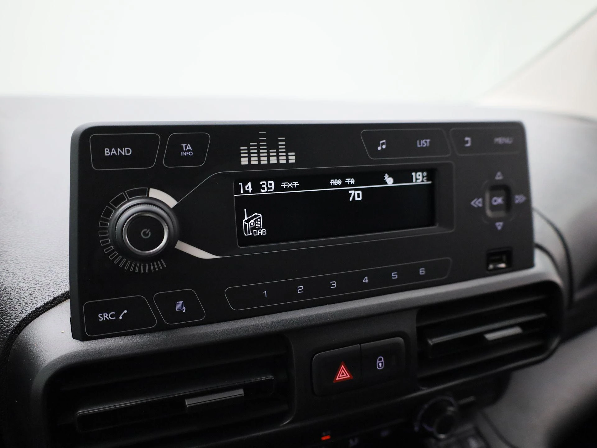 Opel-Combo Life-image-21