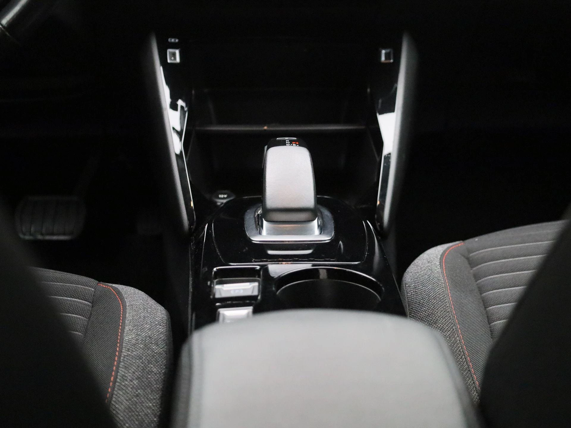 Peugeot-e-208-image-9