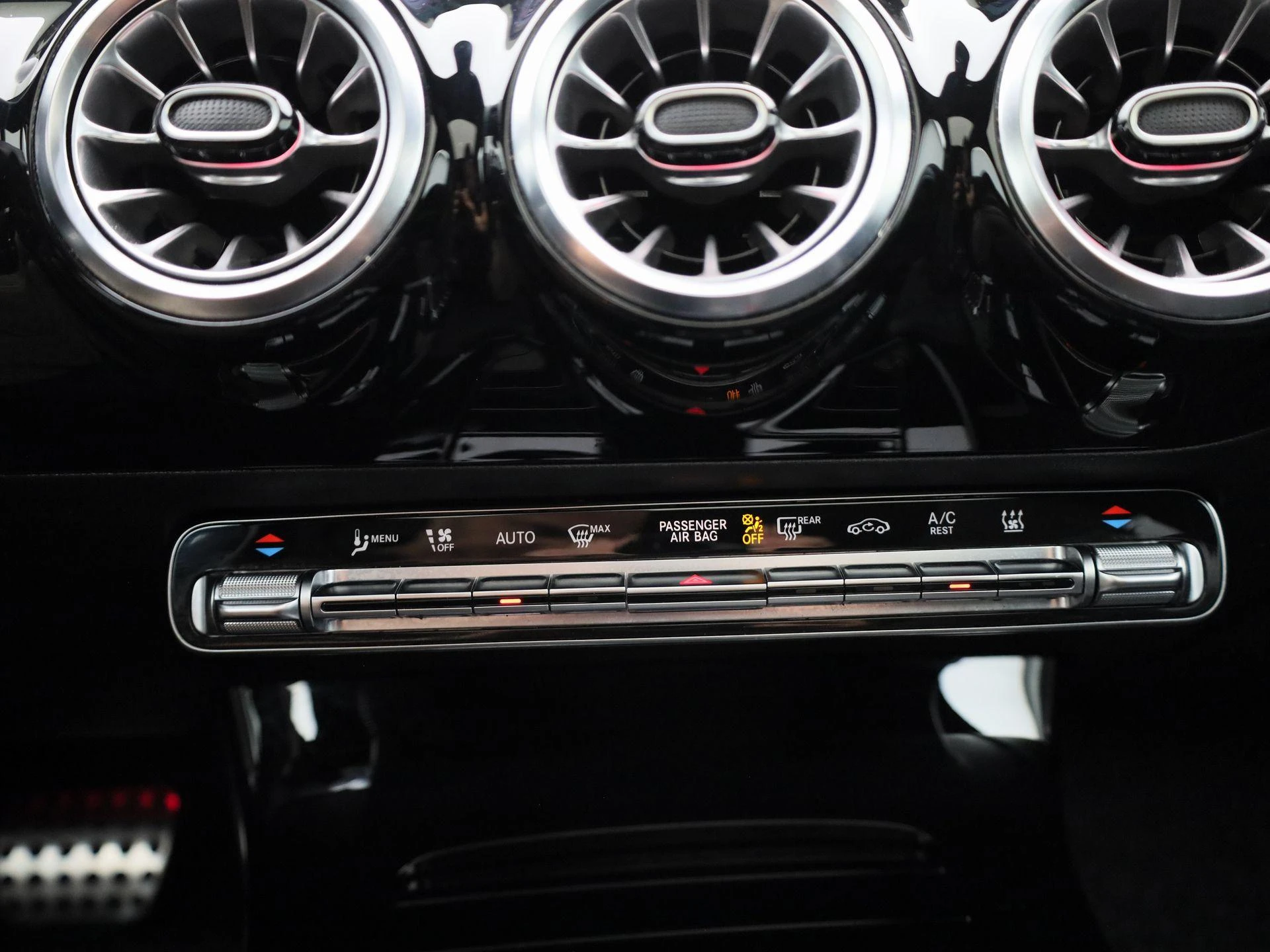 Mercedes-Benz-CLA-image-17