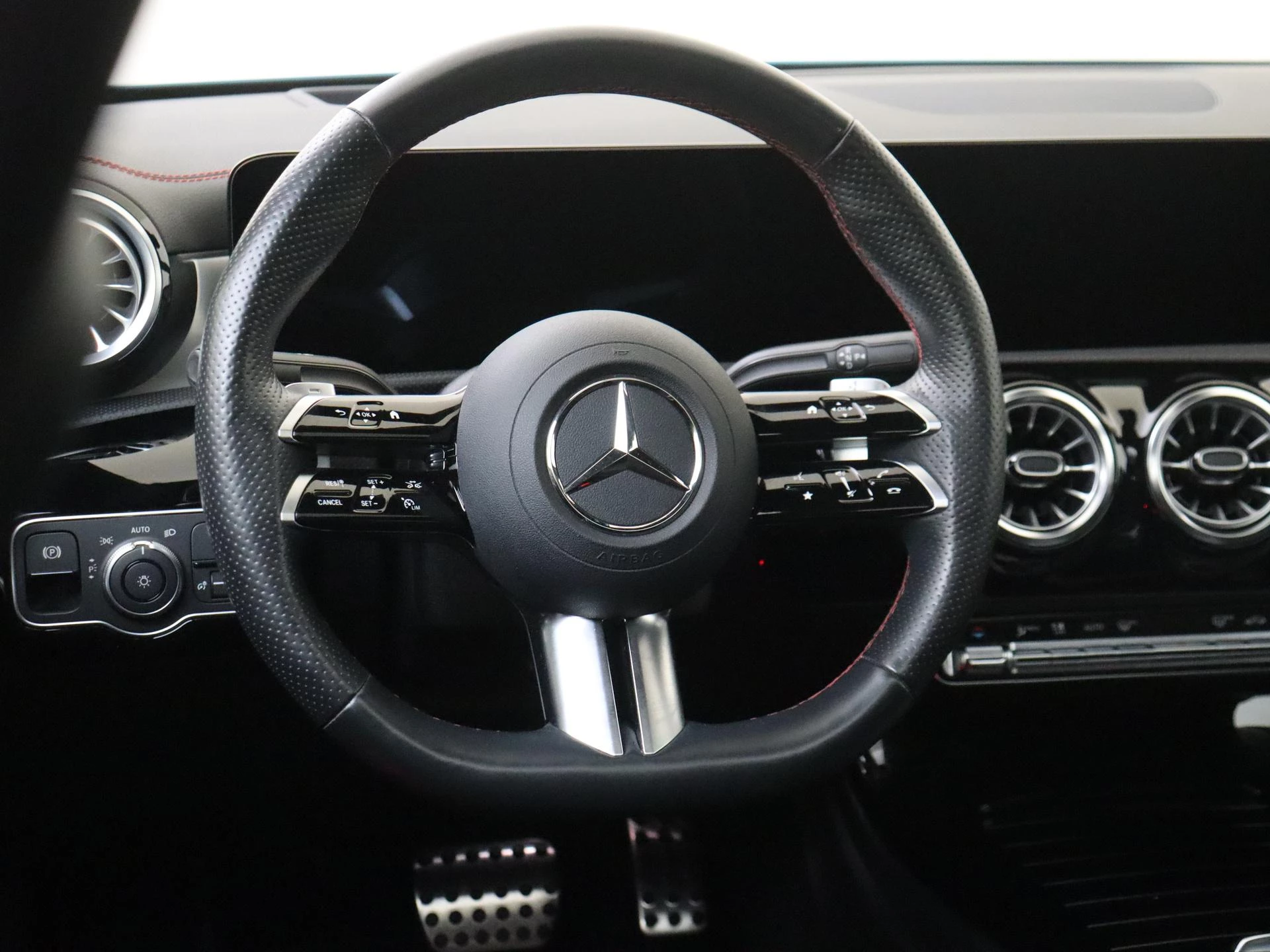 Mercedes-Benz-CLA-image-9