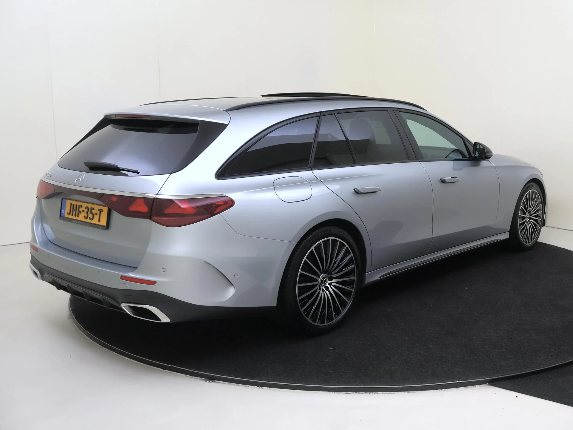 Mercedes-Benz-E-Klasse-image-3