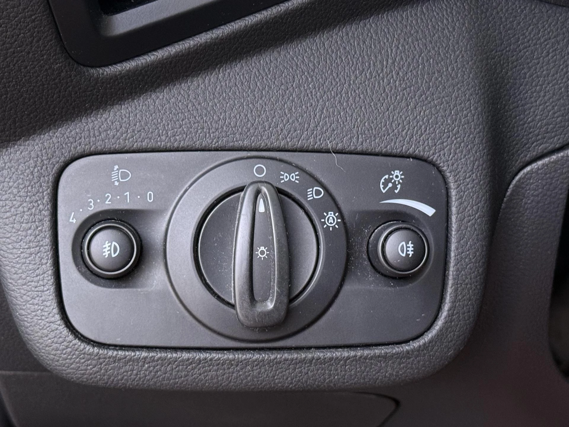 Ford-C-MAX-image-21