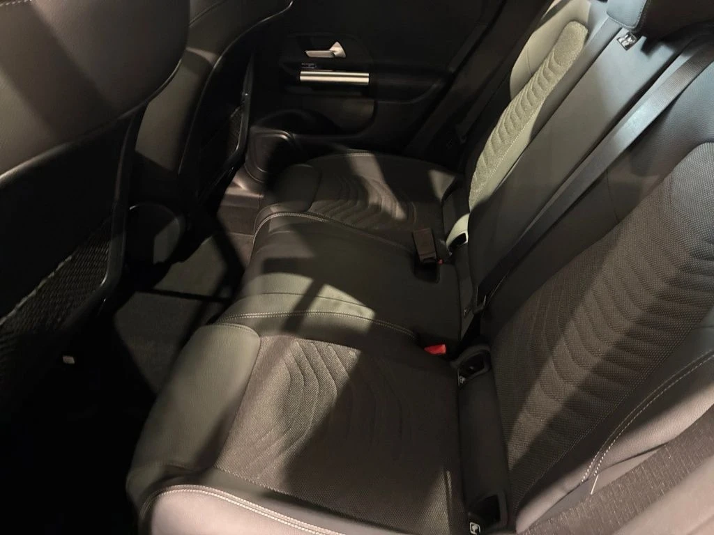 Mercedes-Benz-GLA 200 d-image-9