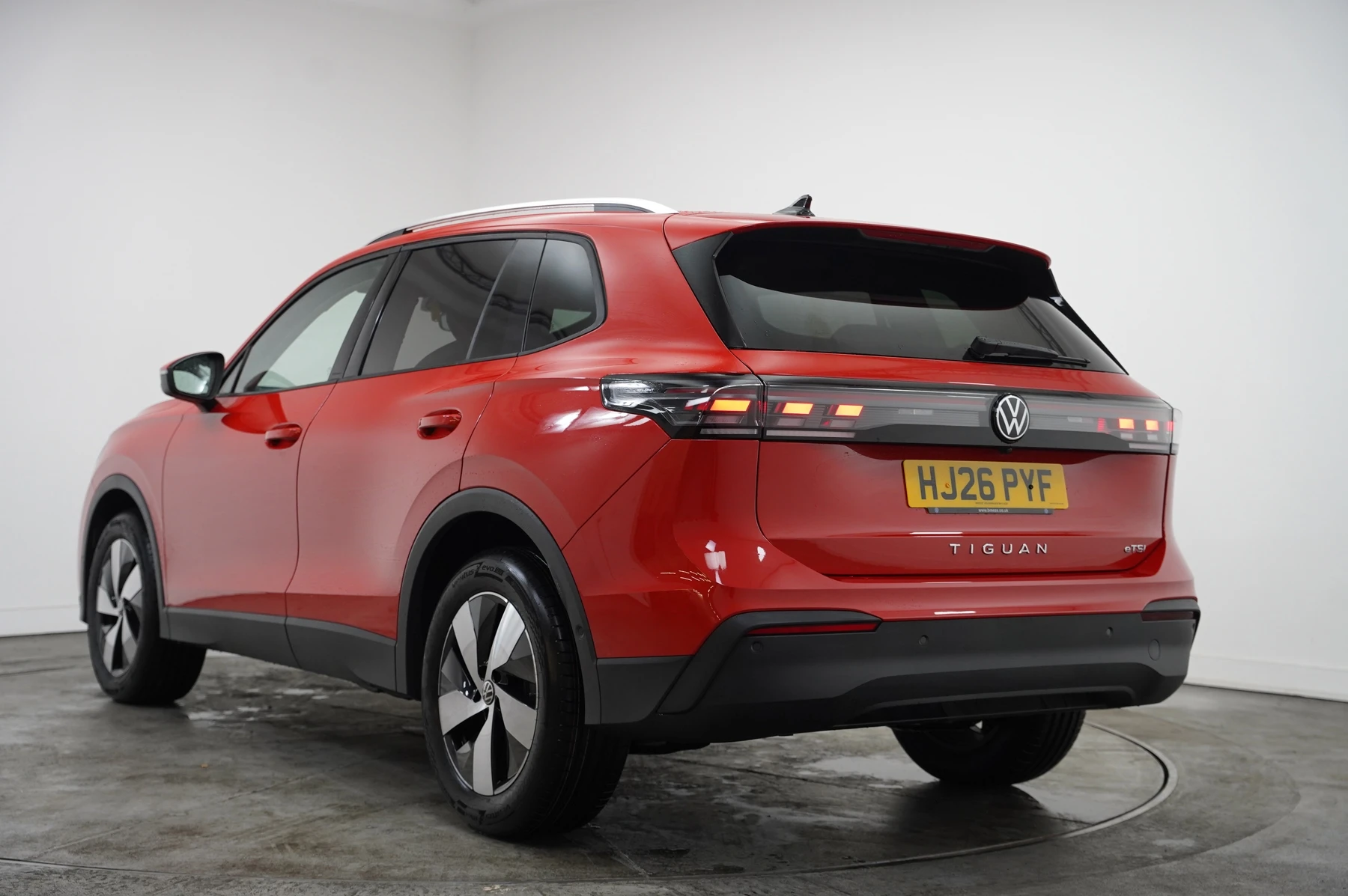 Volkswagen-Tiguan-image-2