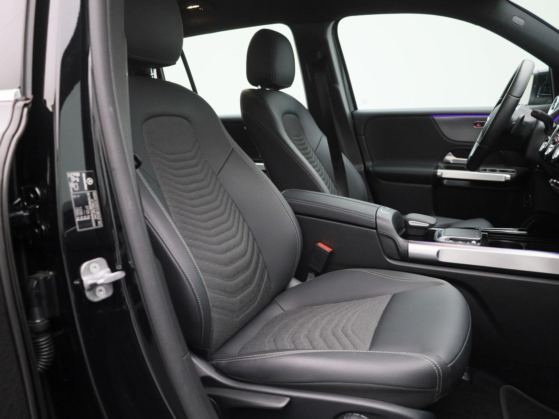 Mercedes-Benz-EQB-image-36