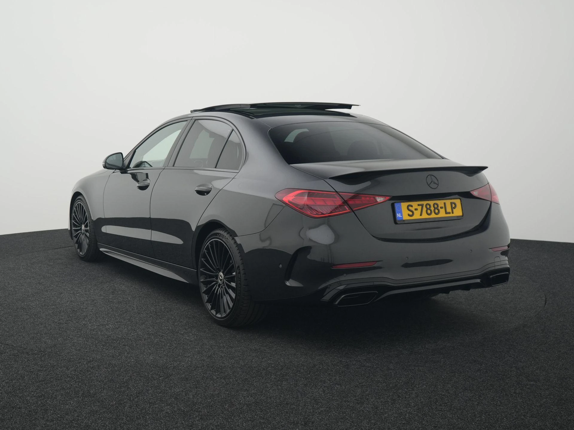 Mercedes-Benz-C-Klasse-image-1