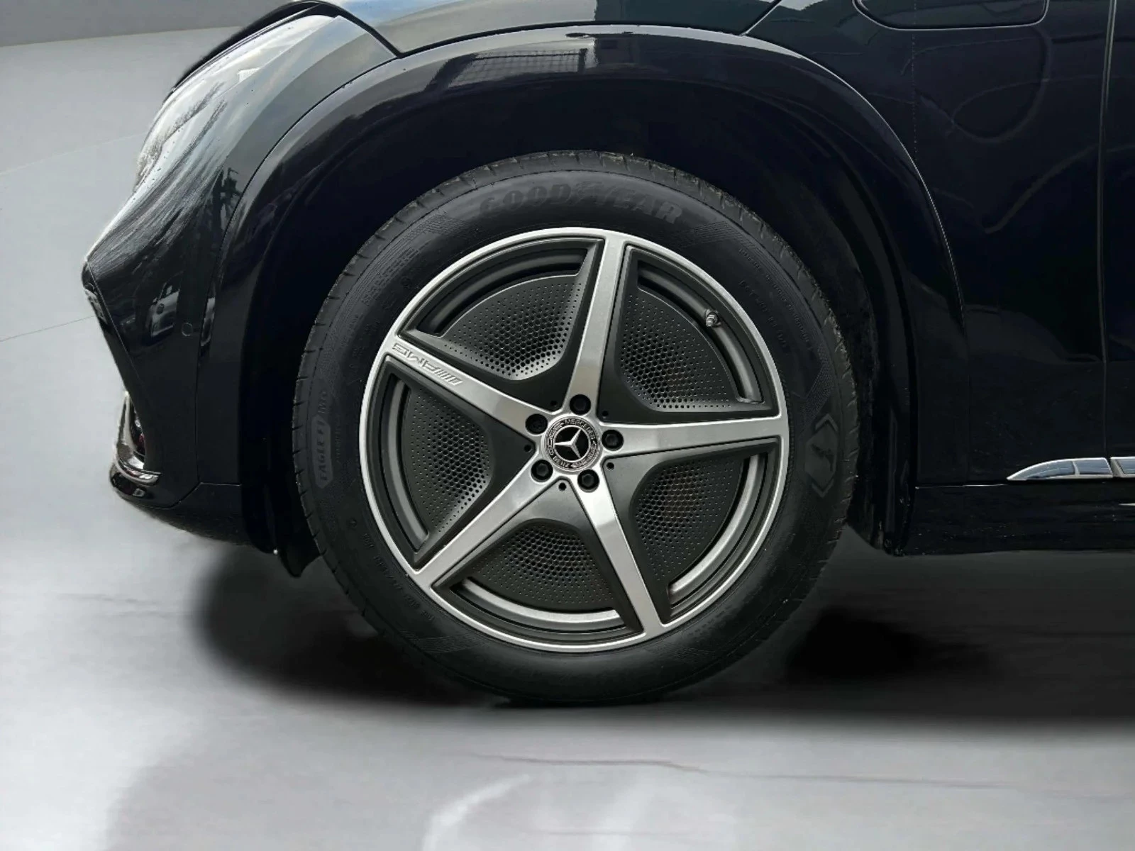 Mercedes-Benz-EQS-image-9