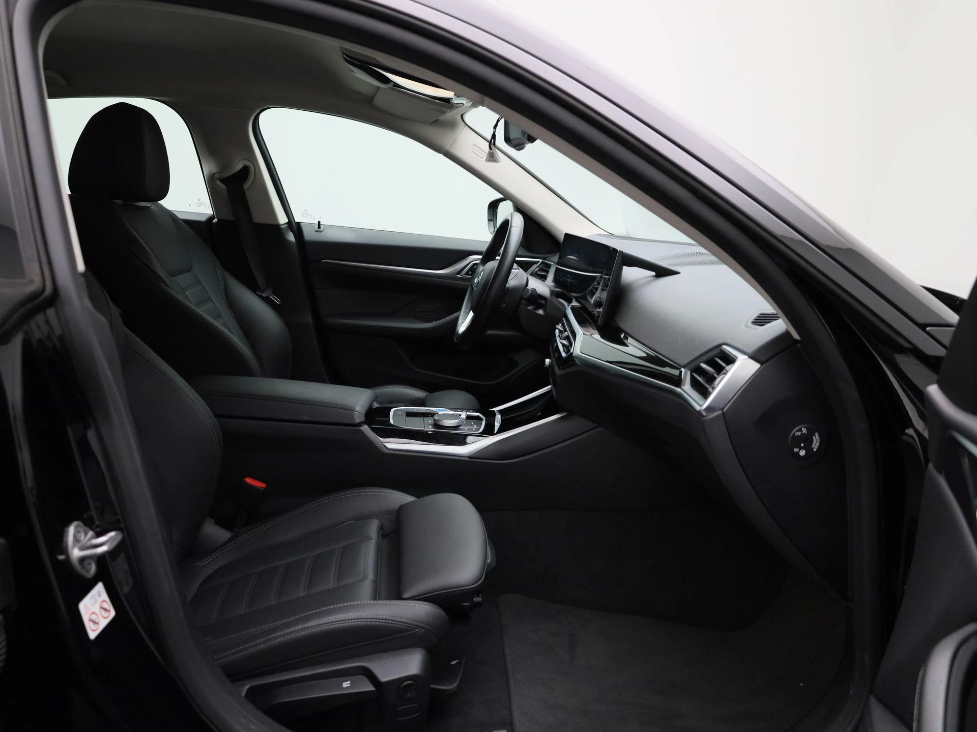 BMW-i4-image-33